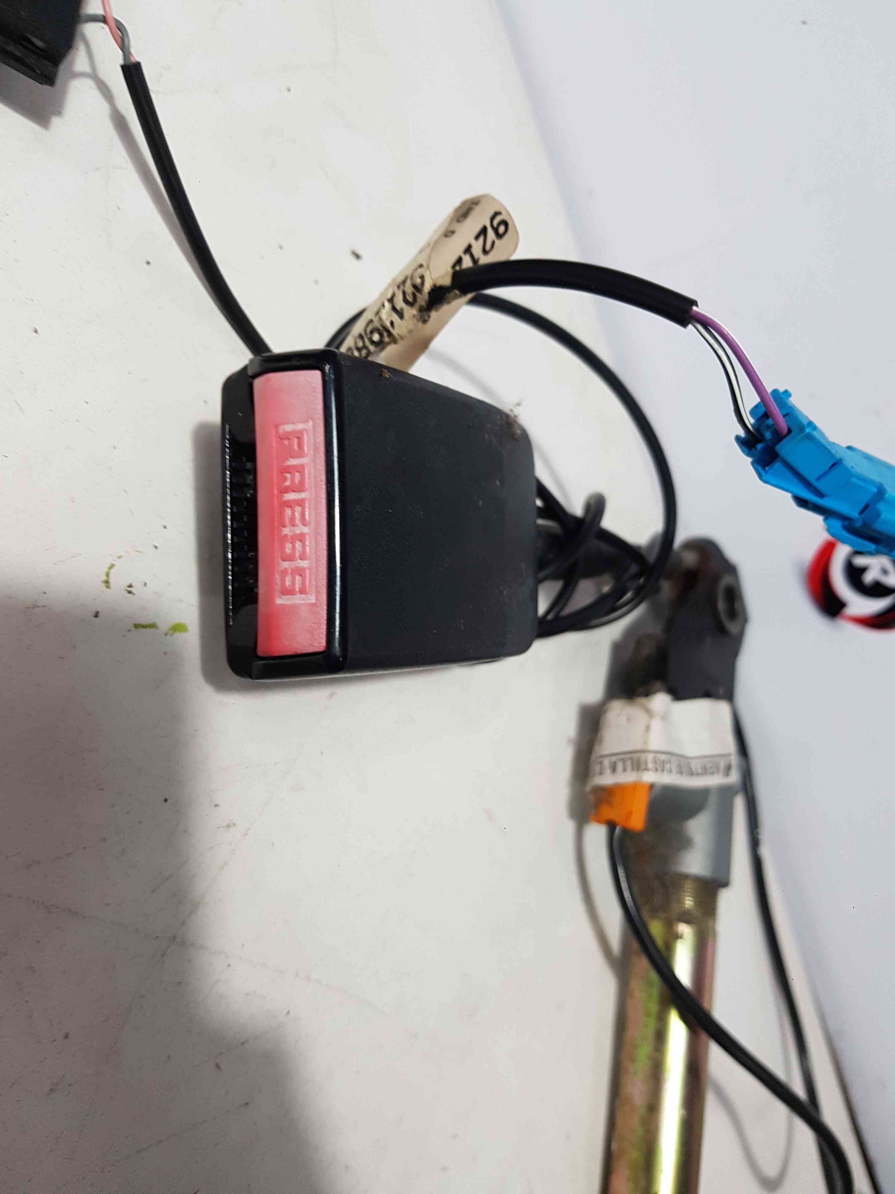 Thumb 7 Renault Megane MK1 1995-1999 Drivers OSF Front Seatbelt Pretensioner Buckle