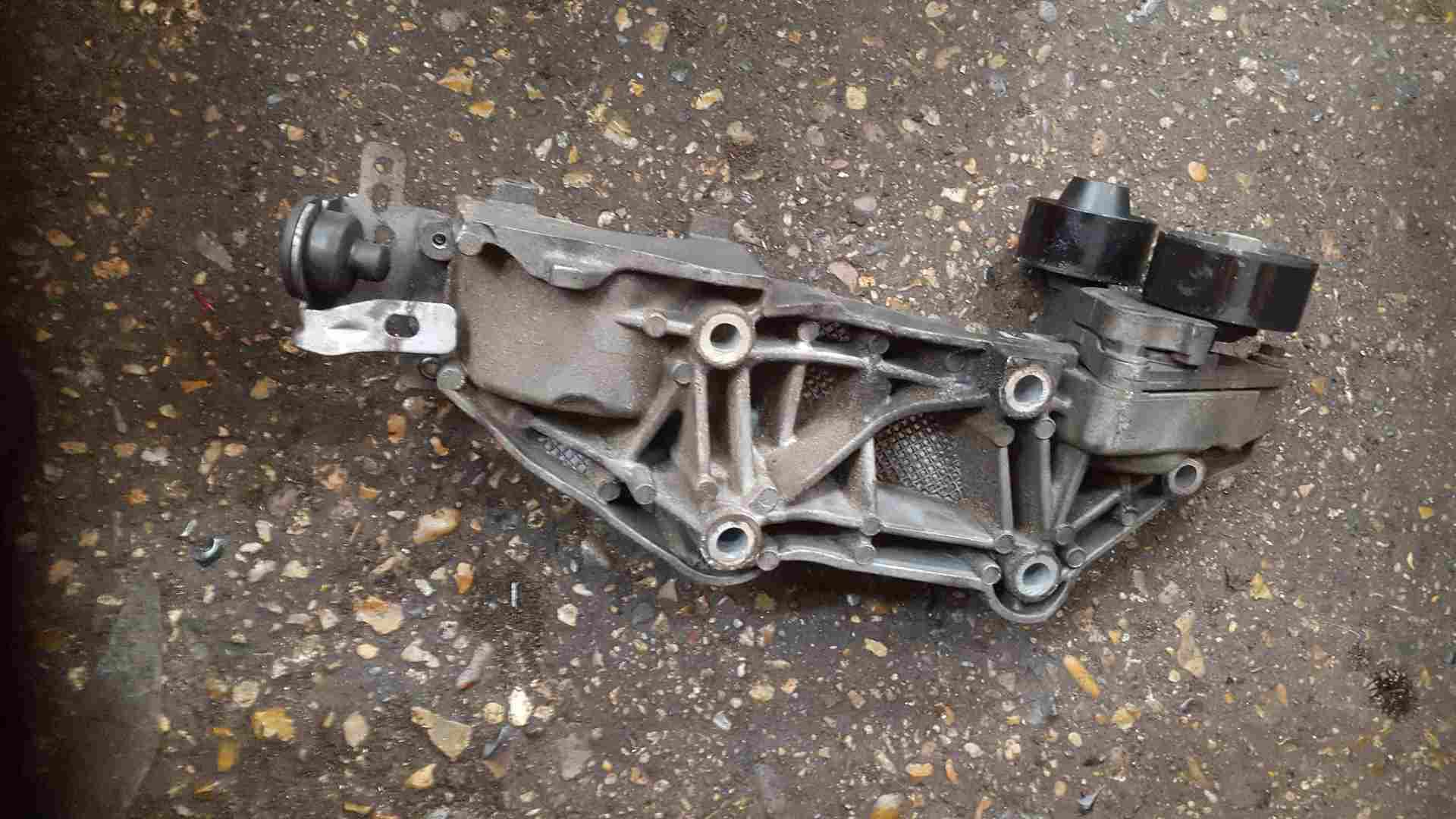 Renault Megane MK2 2006-2008 2.0 DCi Alternator Bracket 8200527320