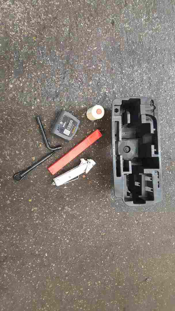 Renault Megane MK3 2008-2012 Spare Wheel Jack Set 995048781r