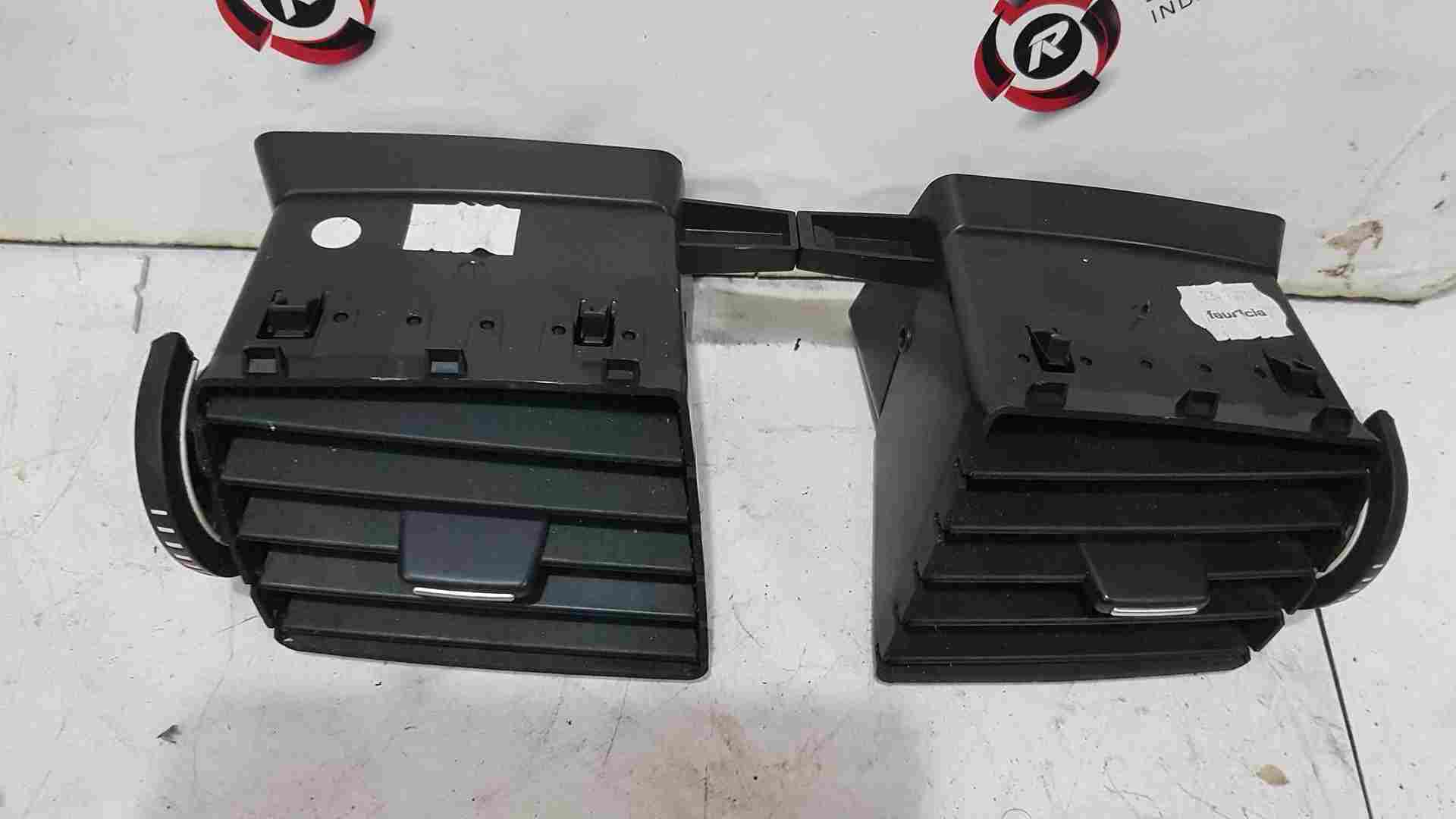 Thumb 3 Renault Megane MK3 2008-2014 Centre Dashboard Heater Vents
