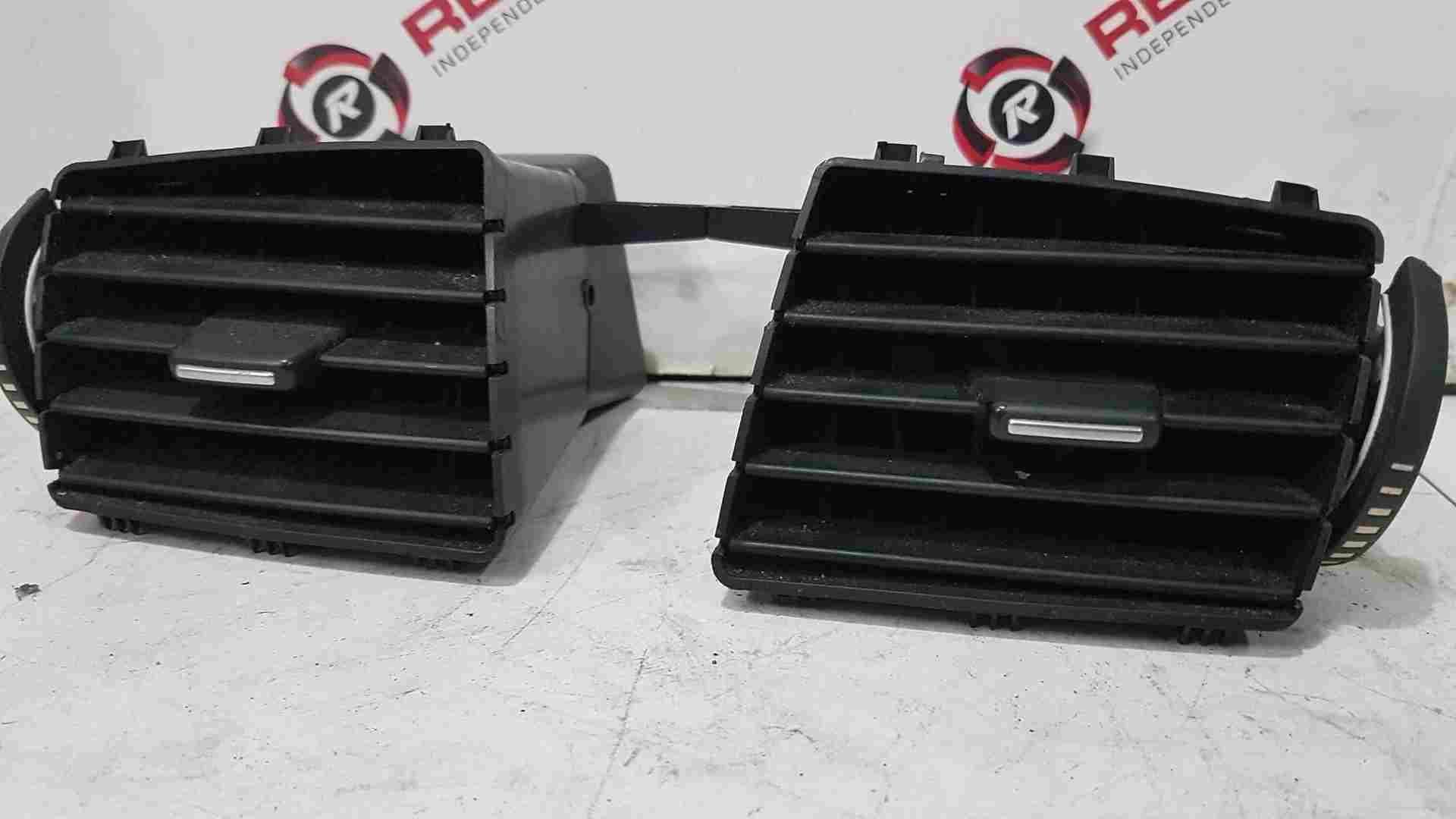 Thumb 5 Renault Megane MK3 2008-2014 Centre Dashboard Heater Vents