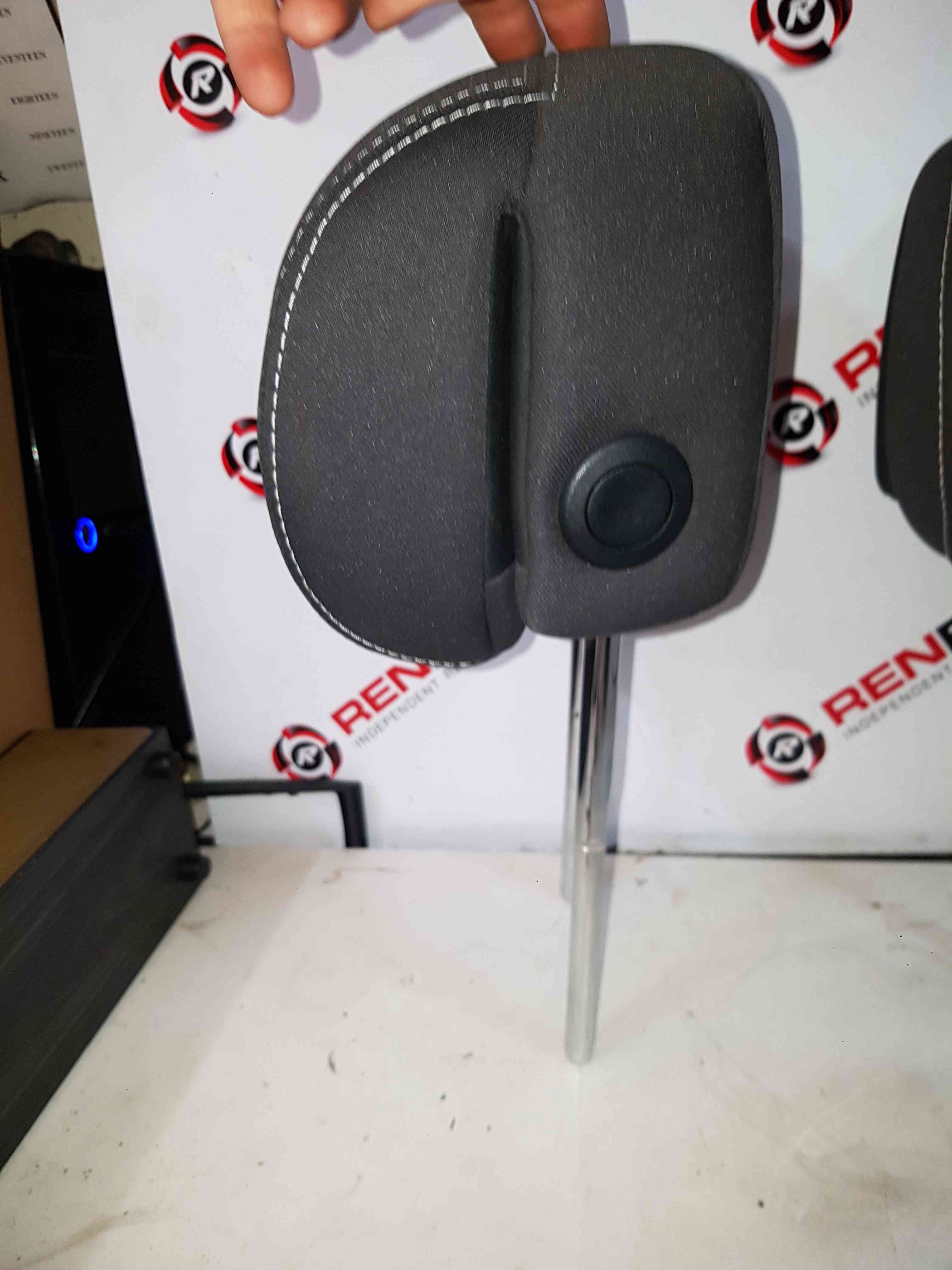 Thumb 6 Renault Megane MK3 2008-2014 Drivers OSF Nsf Front Seat Headrest Restraint 
