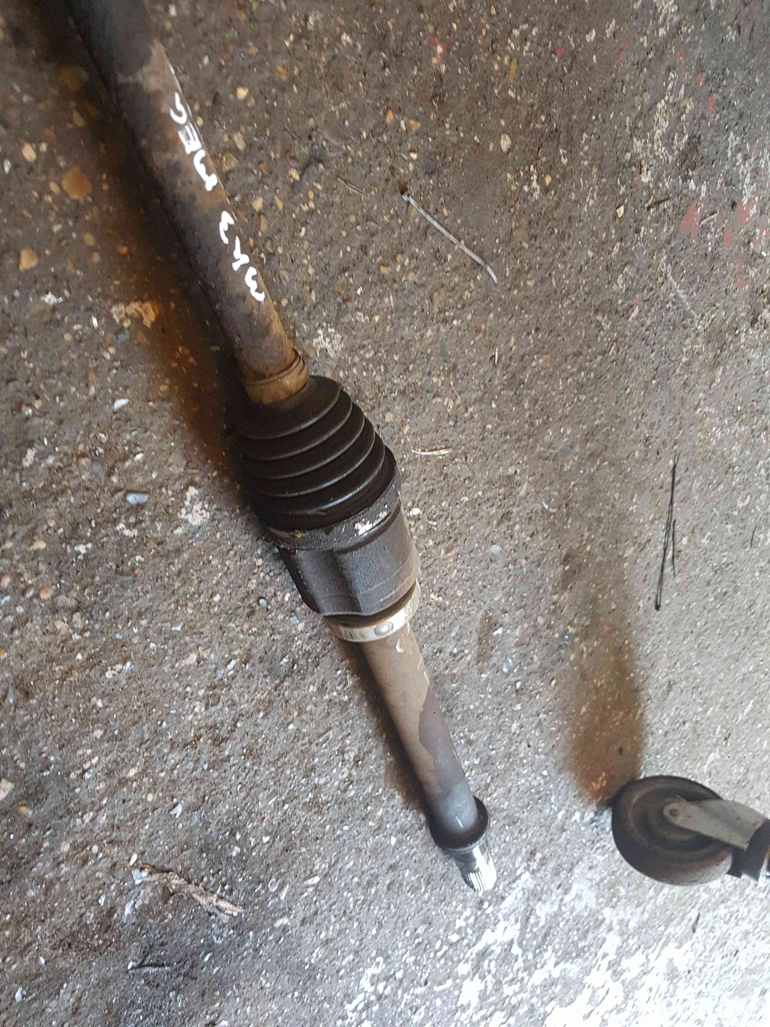 Thumb 4 Renault Megane MK3 2010-2016 1.6 DCI Drivers OSF Front Driveshaft