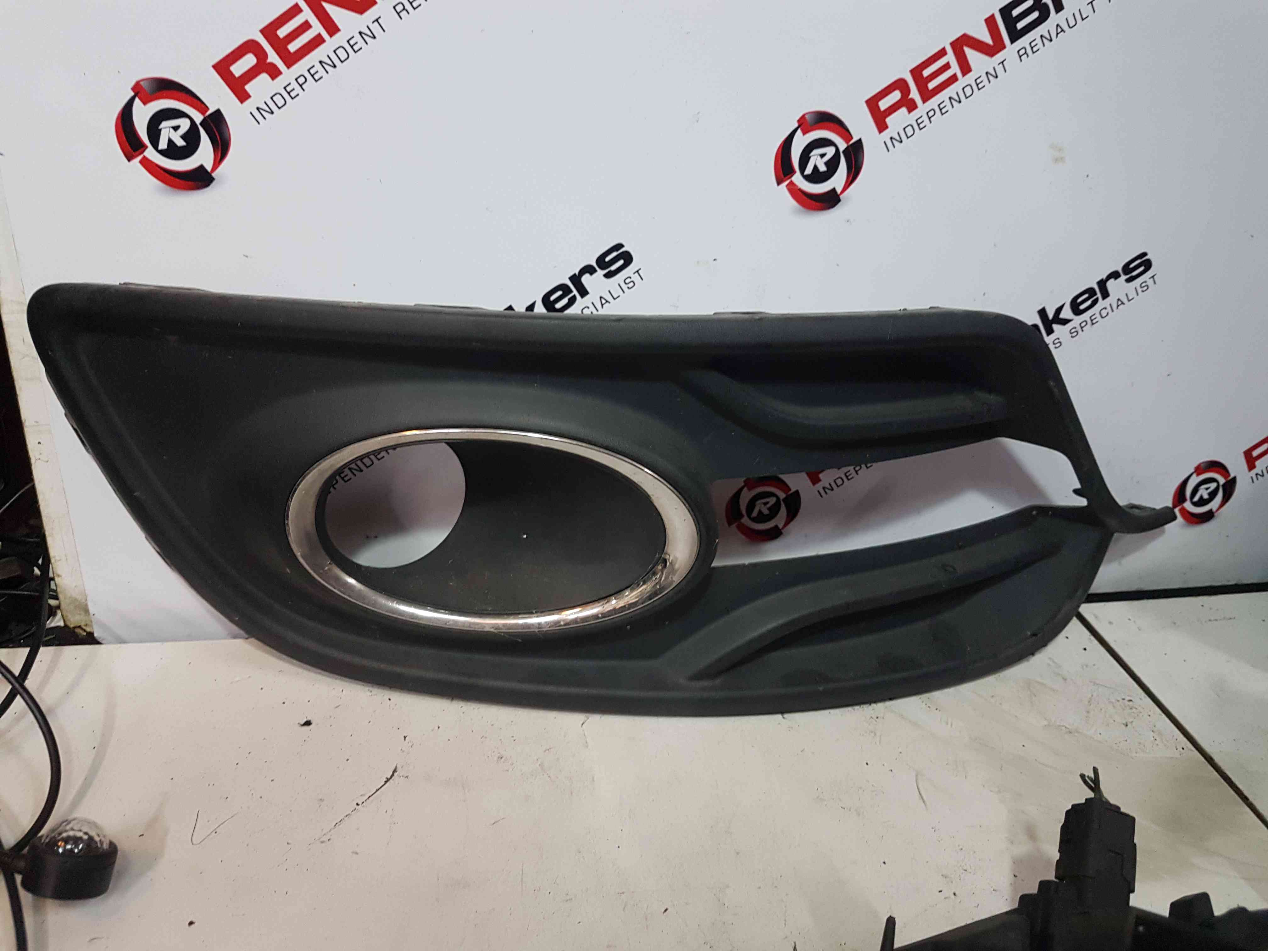 Thumb 2 Renault Megane MK3 Coupe 2010-2016 Passenger NSF Front Bumper Surround Trim