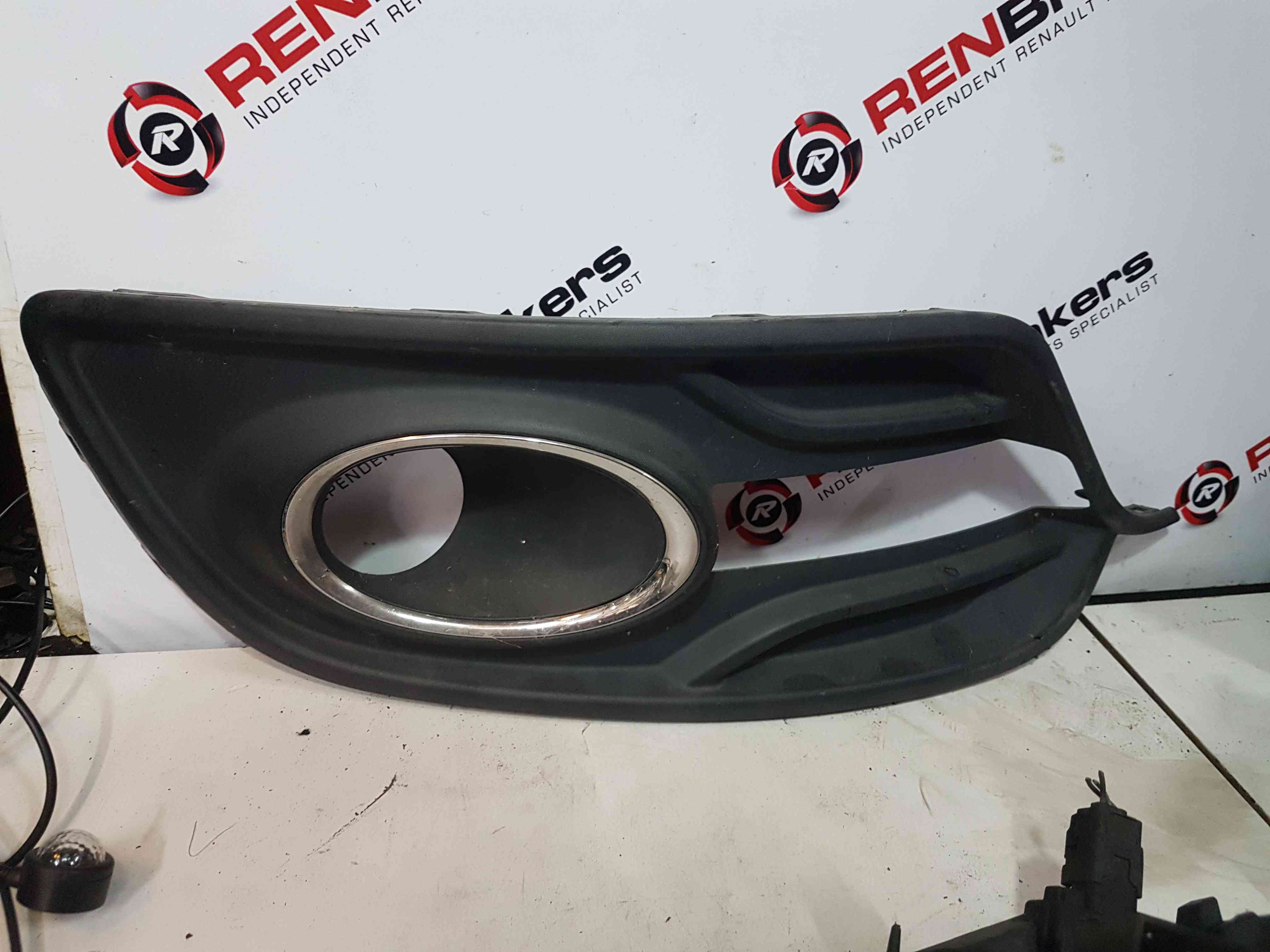 Thumb 3 Renault Megane MK3 Coupe 2010-2016 Passenger NSF Front Bumper Surround Trim