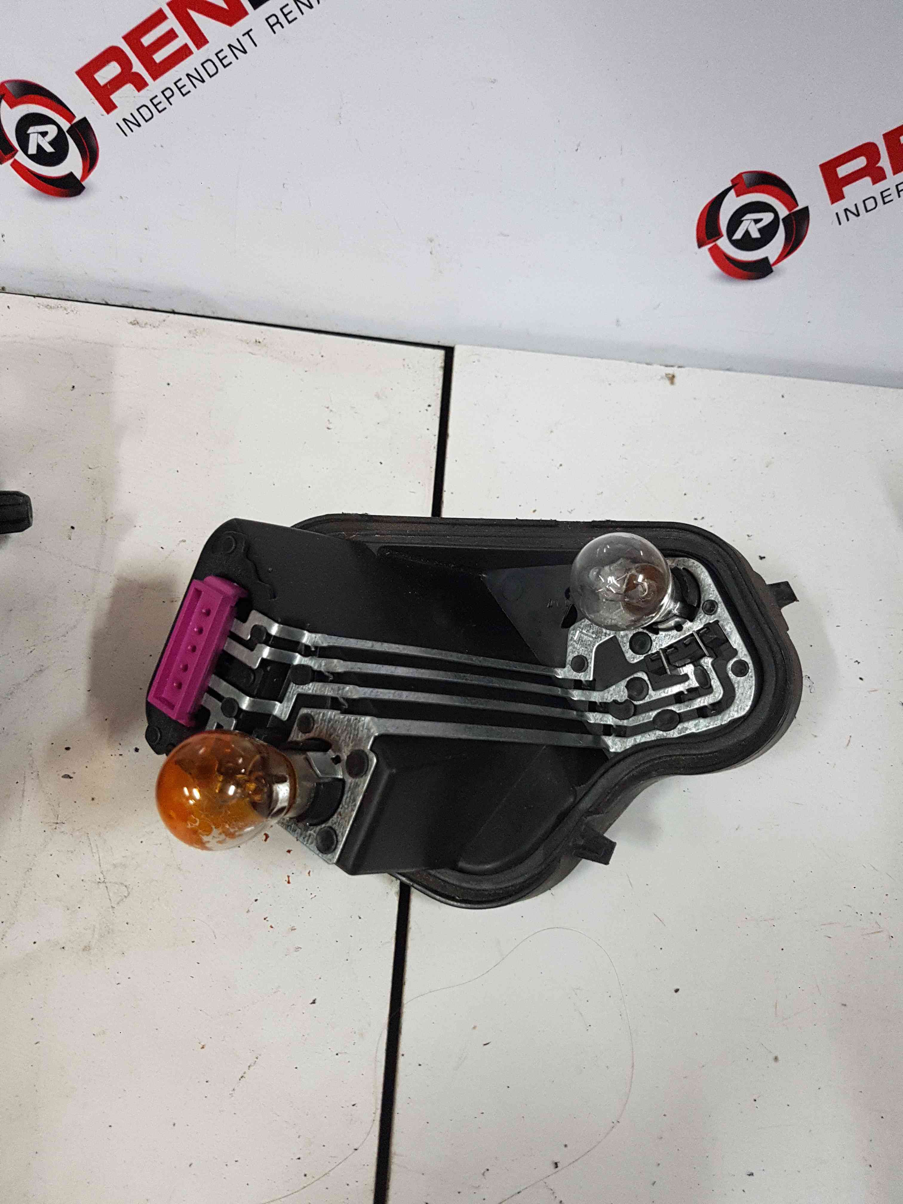 Thumb 2 Renault Megane MK3 Estate 2008-2014 Passenger NSR Brake Light Bulb Holder
