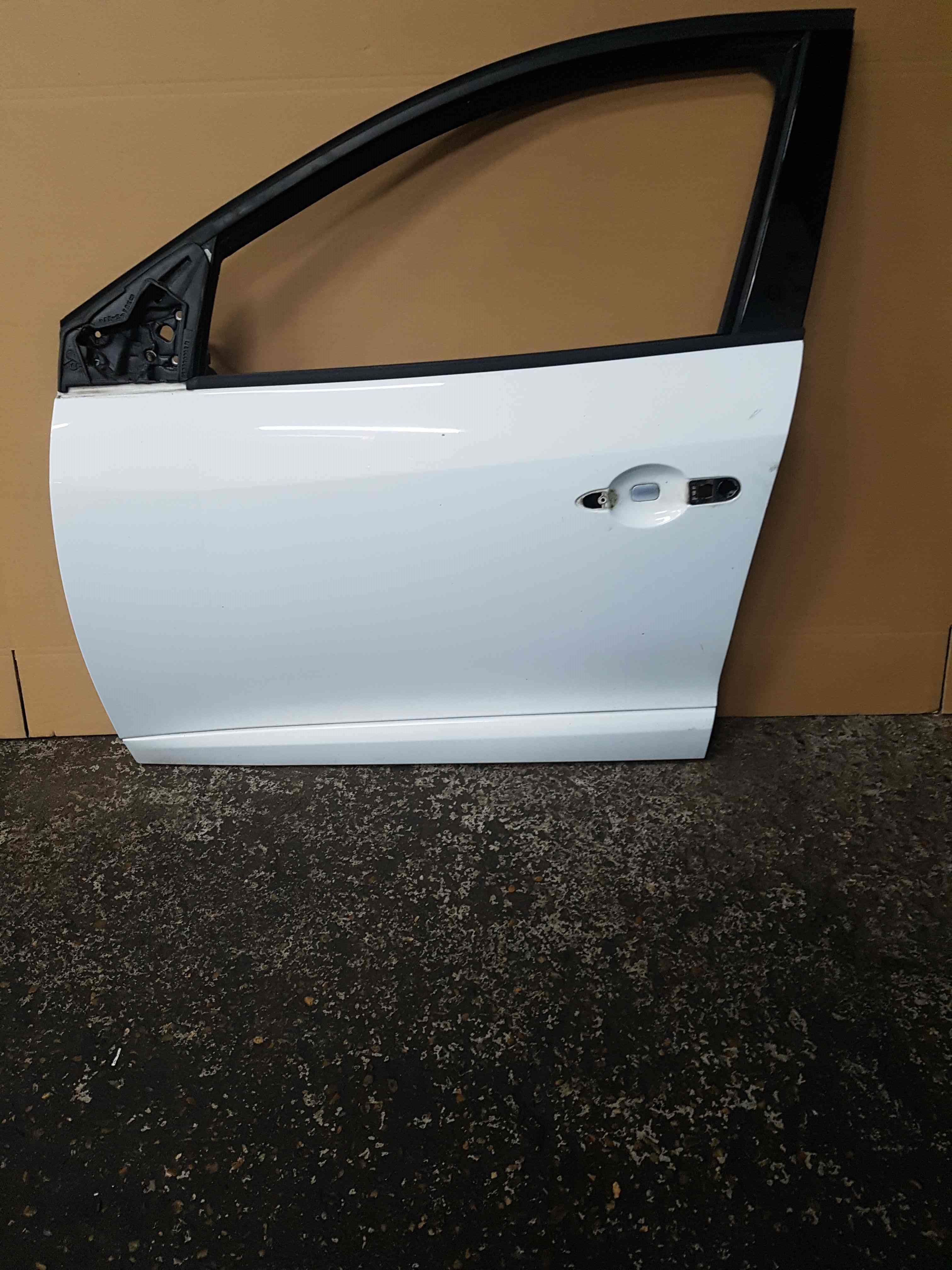 Thumb 6 Renault Megane MK3 Hatchback 2008-2014 Passenger NSF Front Door White Ov369 369