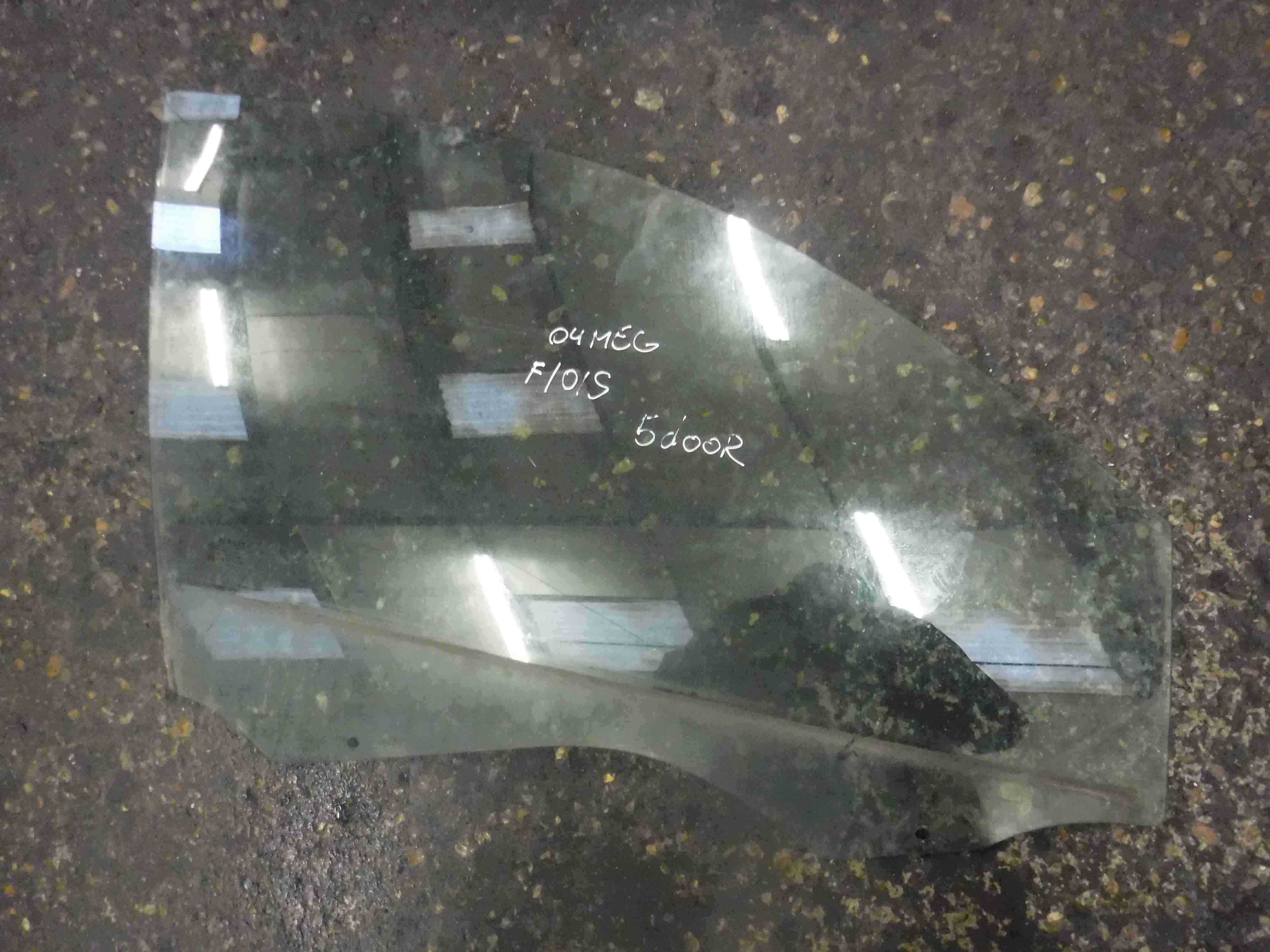 Renault Megane Saloon 2002-2008 Drivers OSF Front Window Glass 5Dr