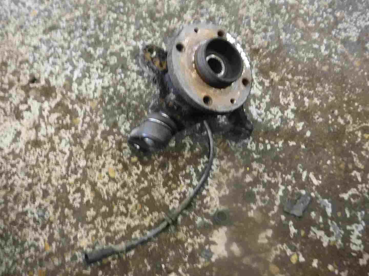 Renault Megane Scenic 1997-1999 1.6 8v Passenger NSF Front Wheel Hub + ABS