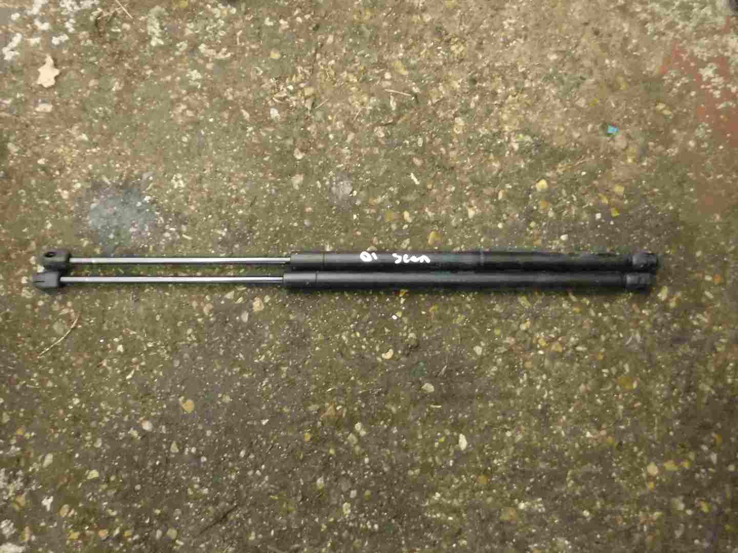 Renault Megane Scenic 1999-2003 Glass Boot Struts Lifters 7700828454