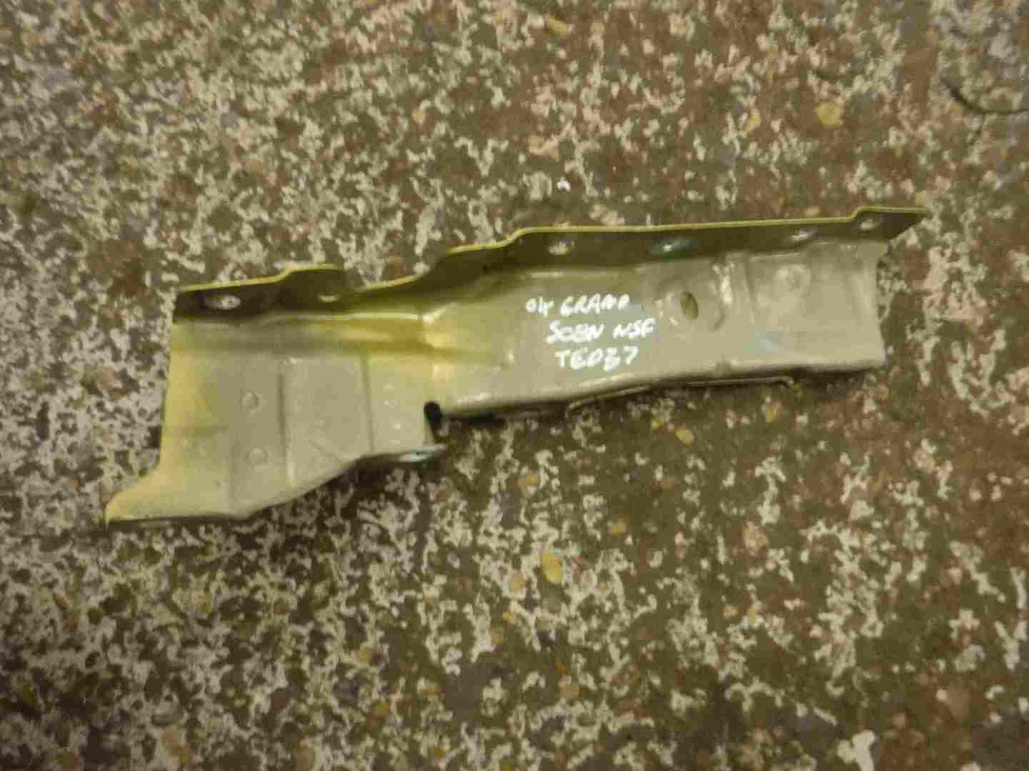Renault Megane Scenic 2003-2009 Passenger NSF Front Wing Bracket Yellow TED37