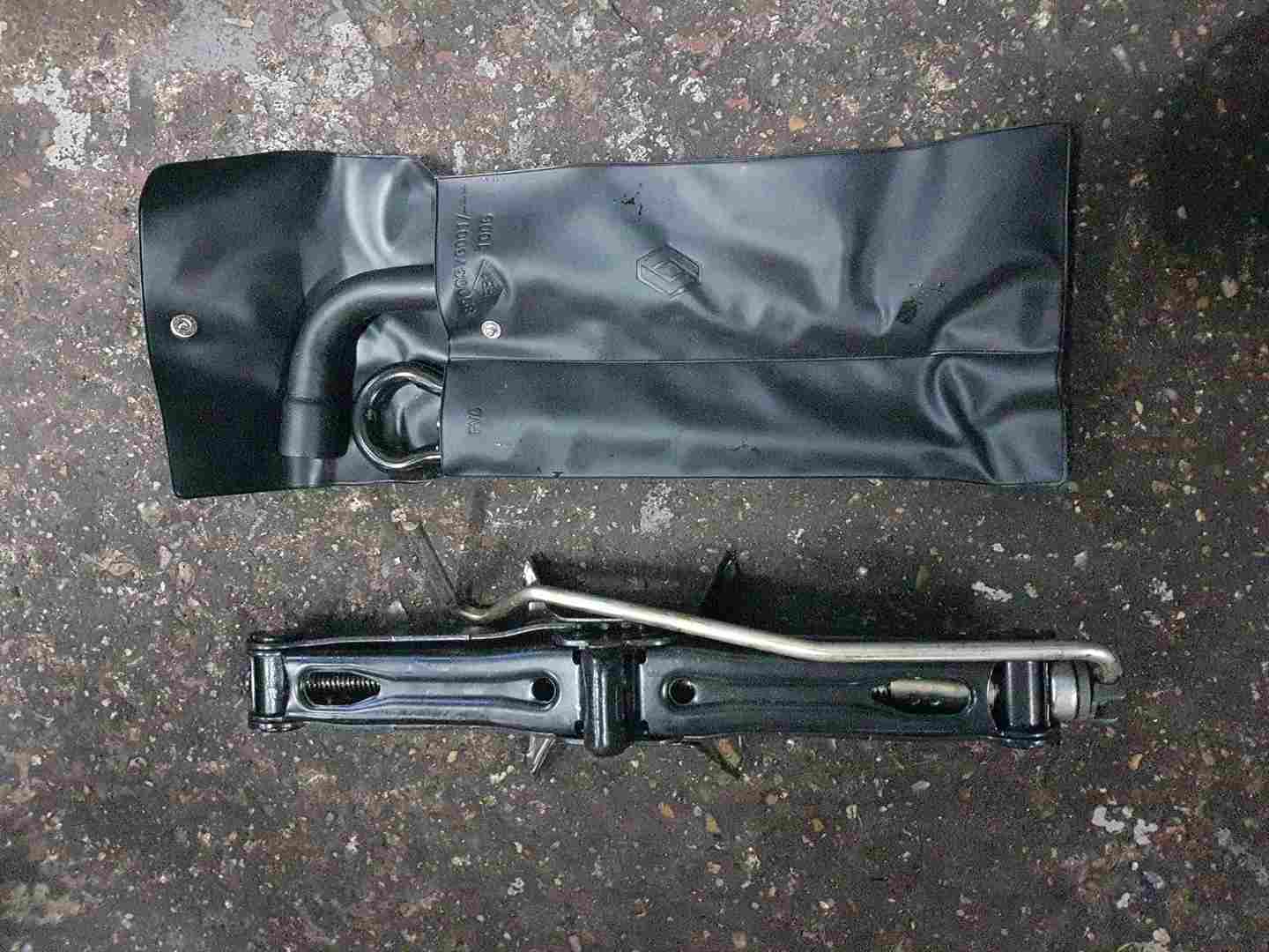 Thumb 2 Renault Megane Scenic 2003-2009 Towing EYE Kit + Case 8200376001