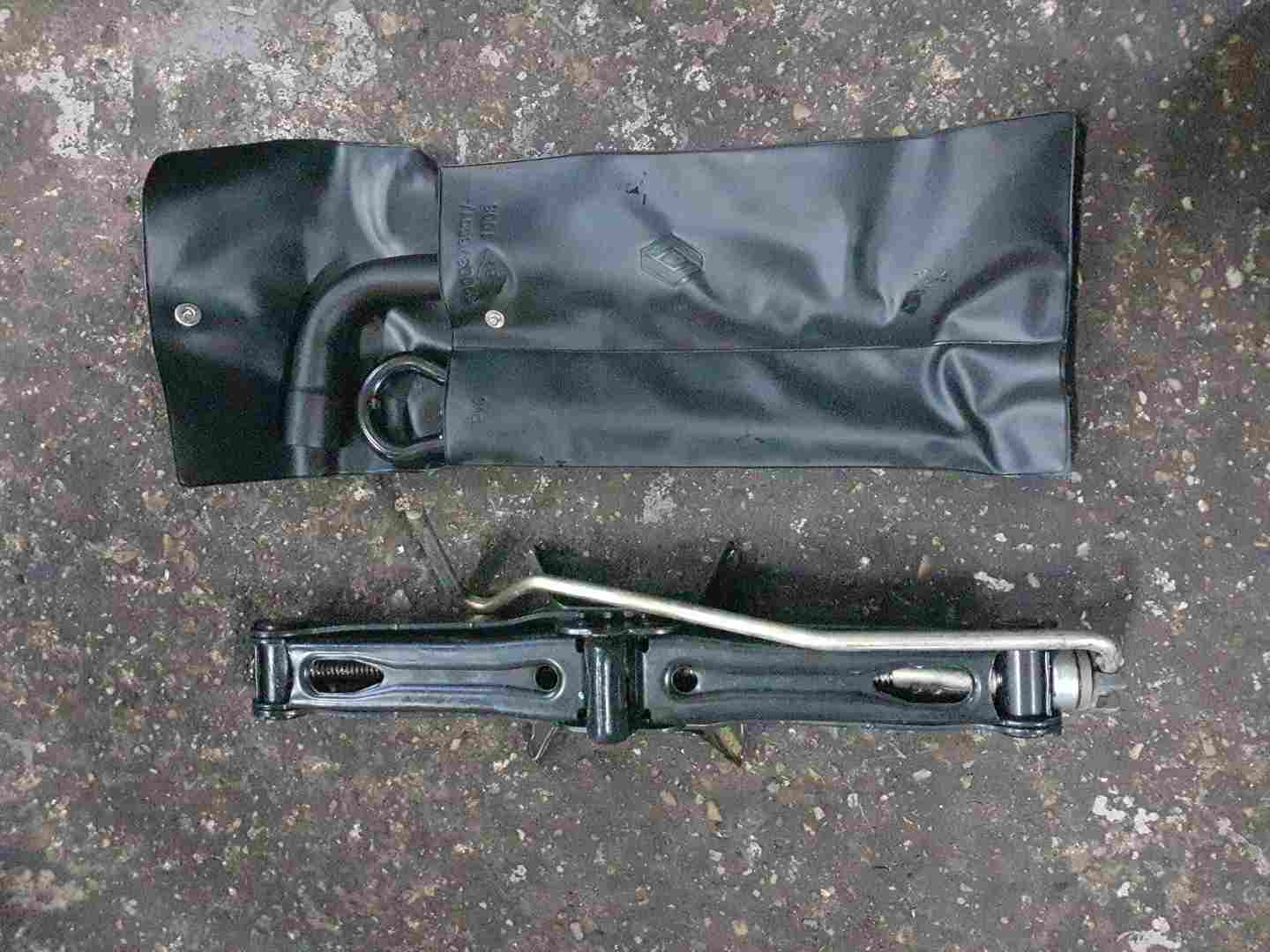 Thumb 3 Renault Megane Scenic 2003-2009 Towing EYE Kit + Case 8200376001