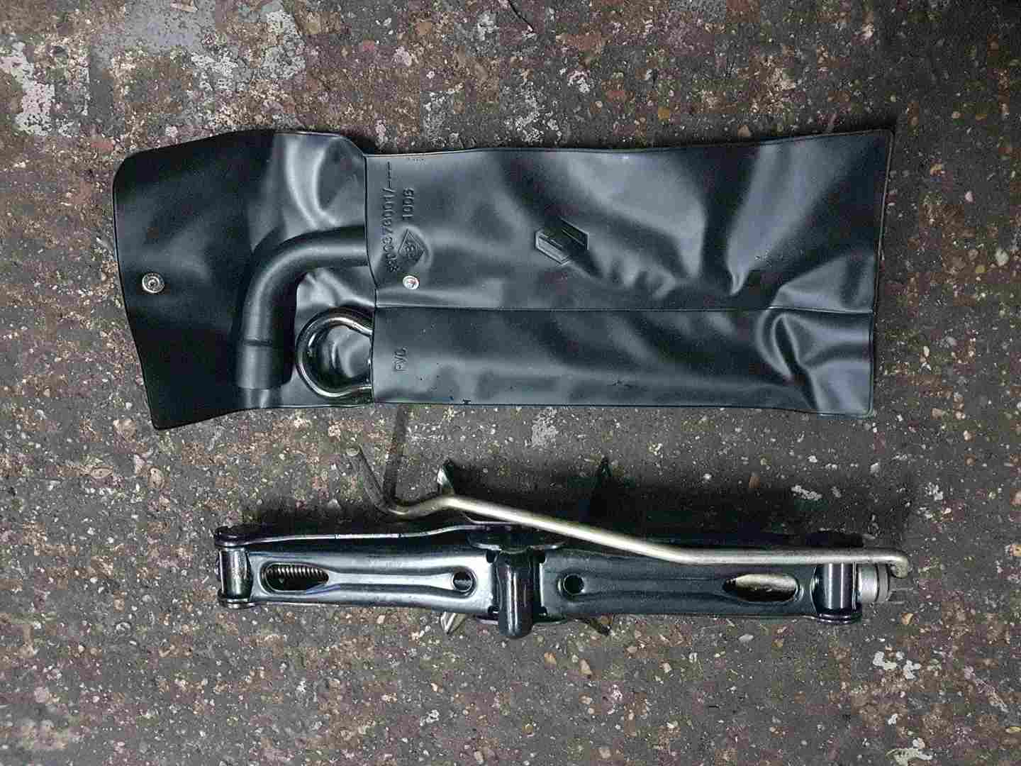 Thumb 6 Renault Megane Scenic 2003-2009 Towing EYE Kit + Case 8200376001