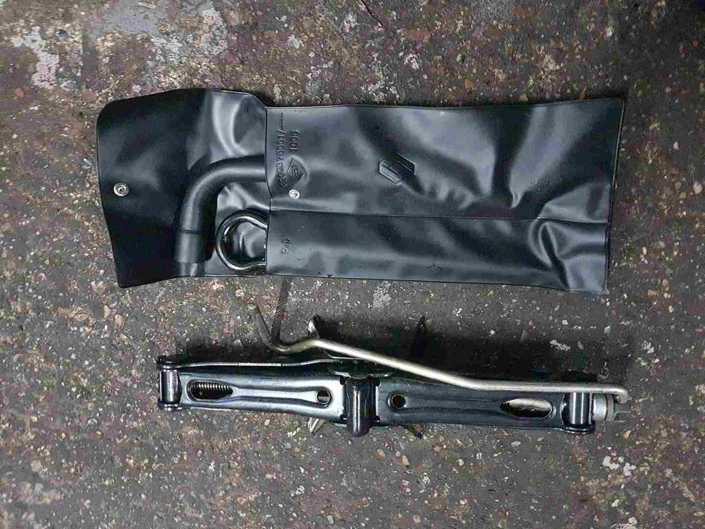 Thumb 7 Renault Megane Scenic 2003-2009 Towing EYE Kit + Case 8200376001