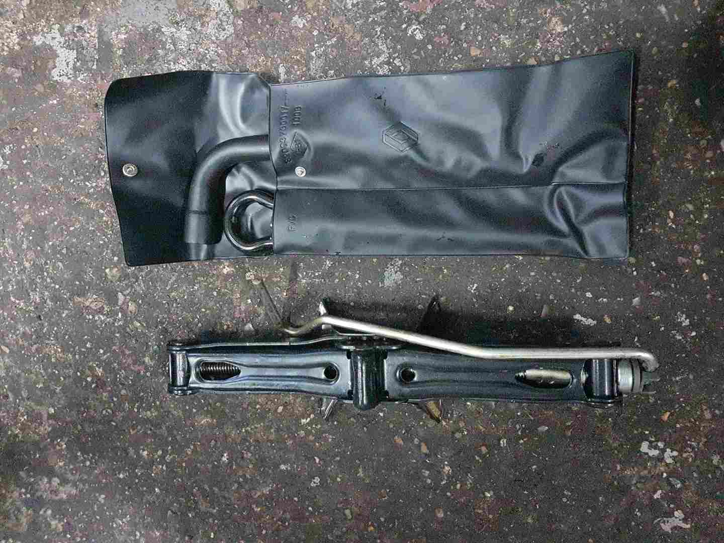 Renault Megane Scenic 2003-2009 Towing EYE Kit + Case 8200376001