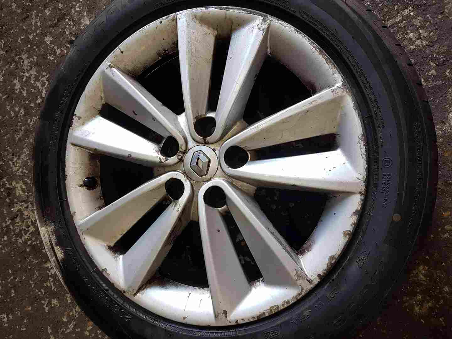 Thumb 2 Renault Megane Scenic MK3 2008-2012 Sari Alloy Wheel 205 55 17 6Mm 17Inch 3/5