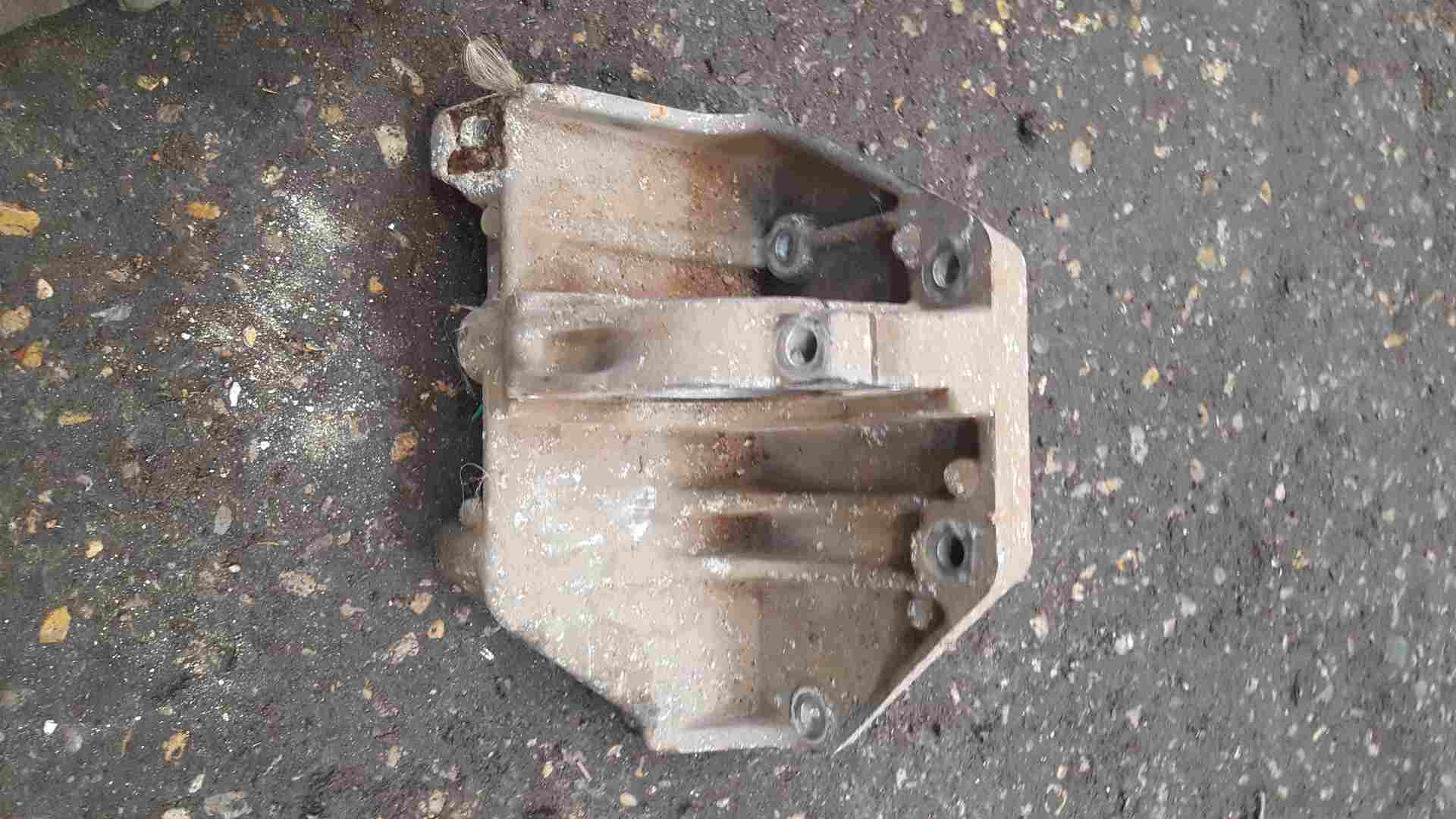 Thumb 2 Renault Safrane 1996-2000 2.0 16v Engine Bracket