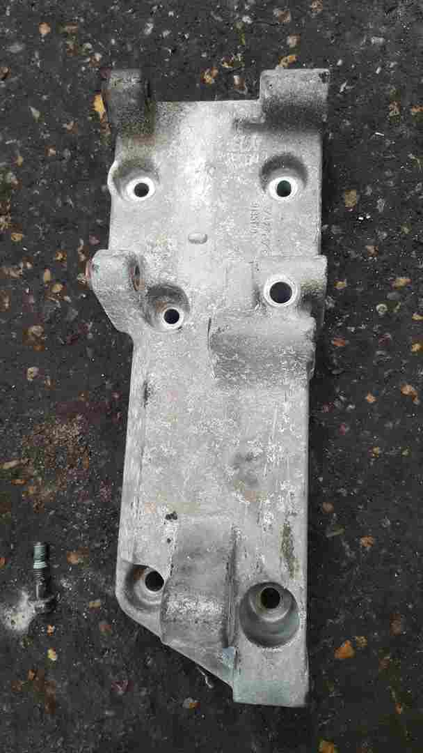 Renault Safrane 1996-2000 2.0 16v Top Engine Mount Bracket