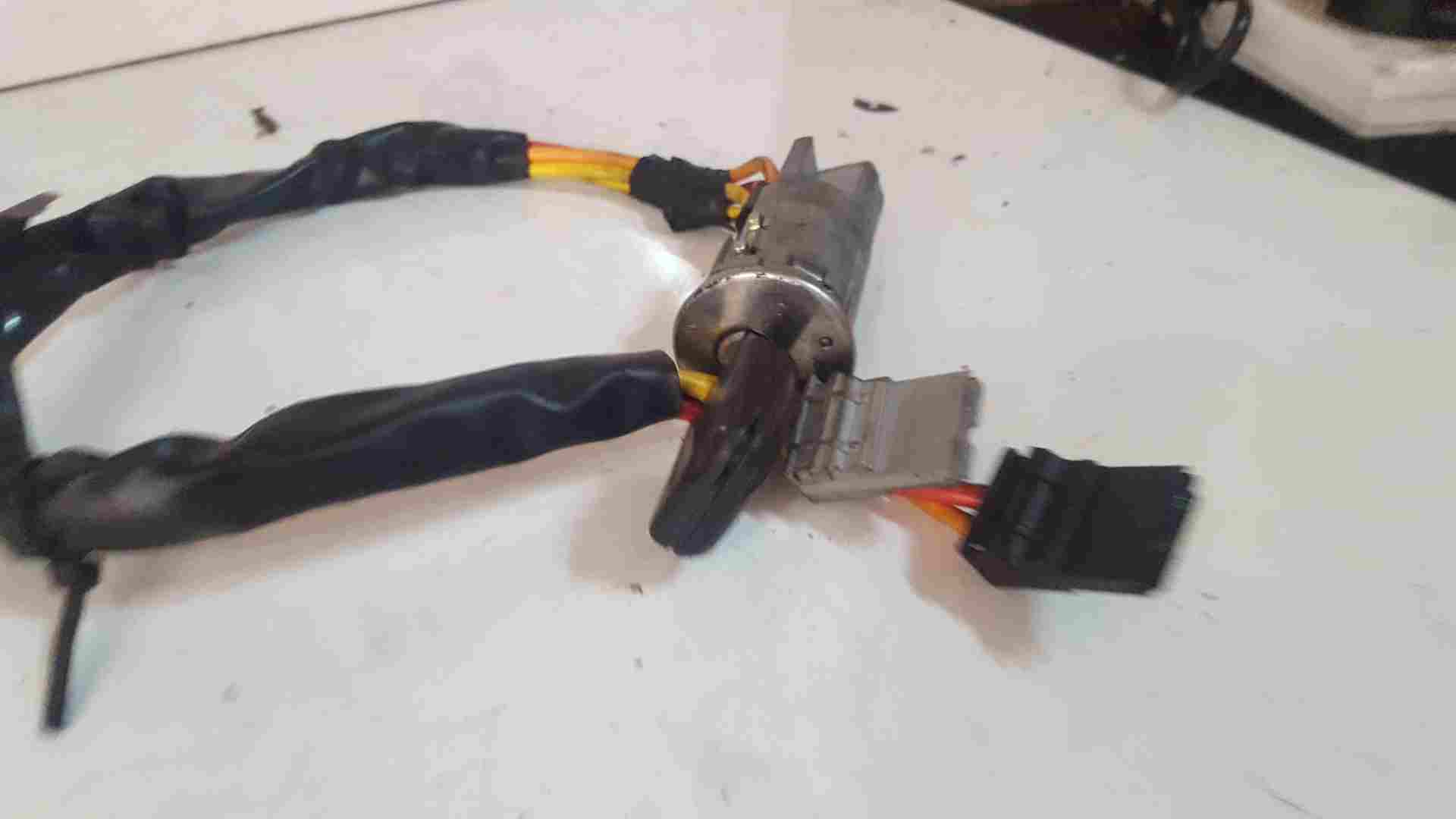 Thumb 3 Renault Safrane 1996-2000 Ignition Barrel + Key