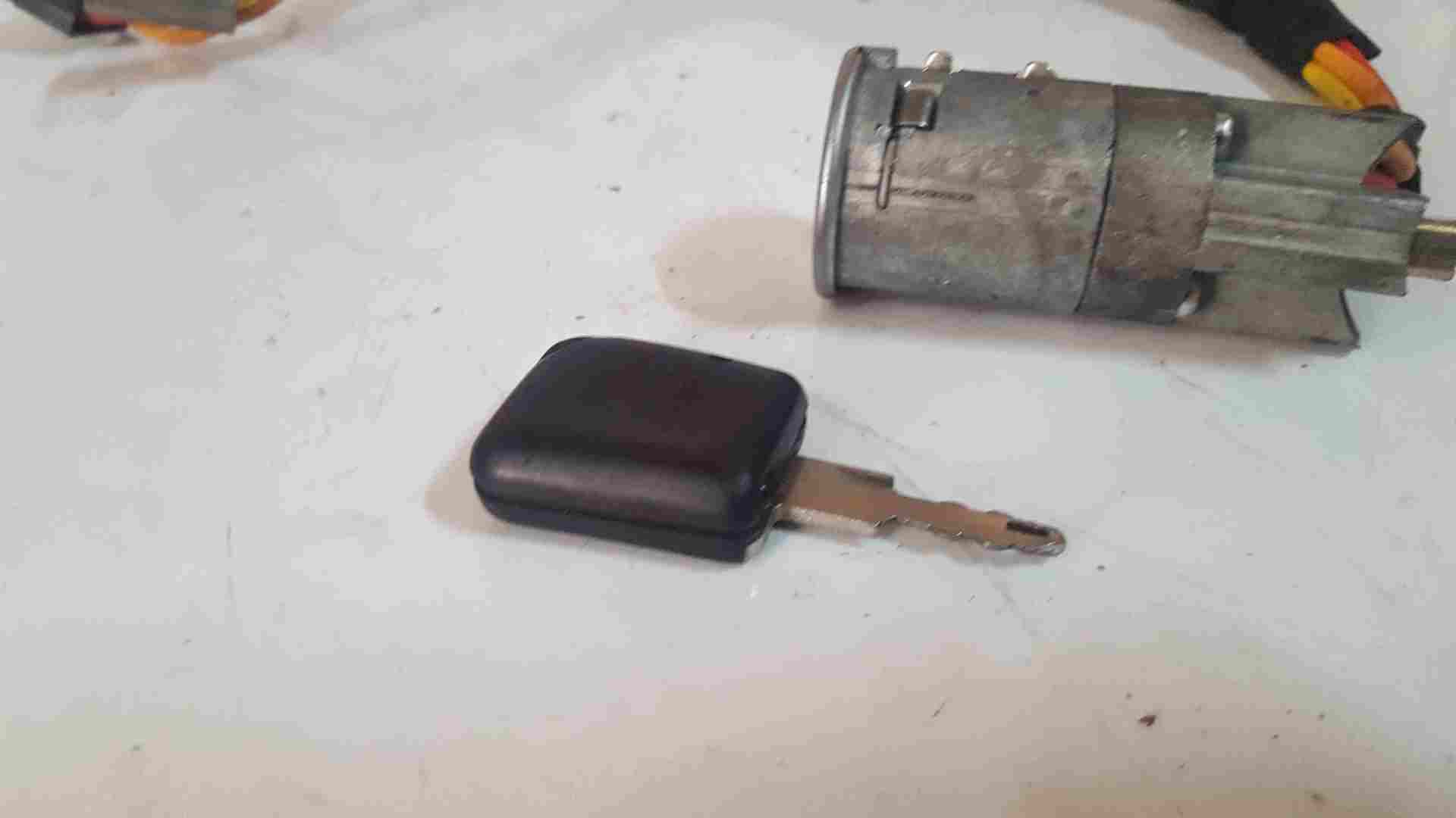 Thumb 2 Renault Safrane 1996-2000 Ignition Barrel + Key