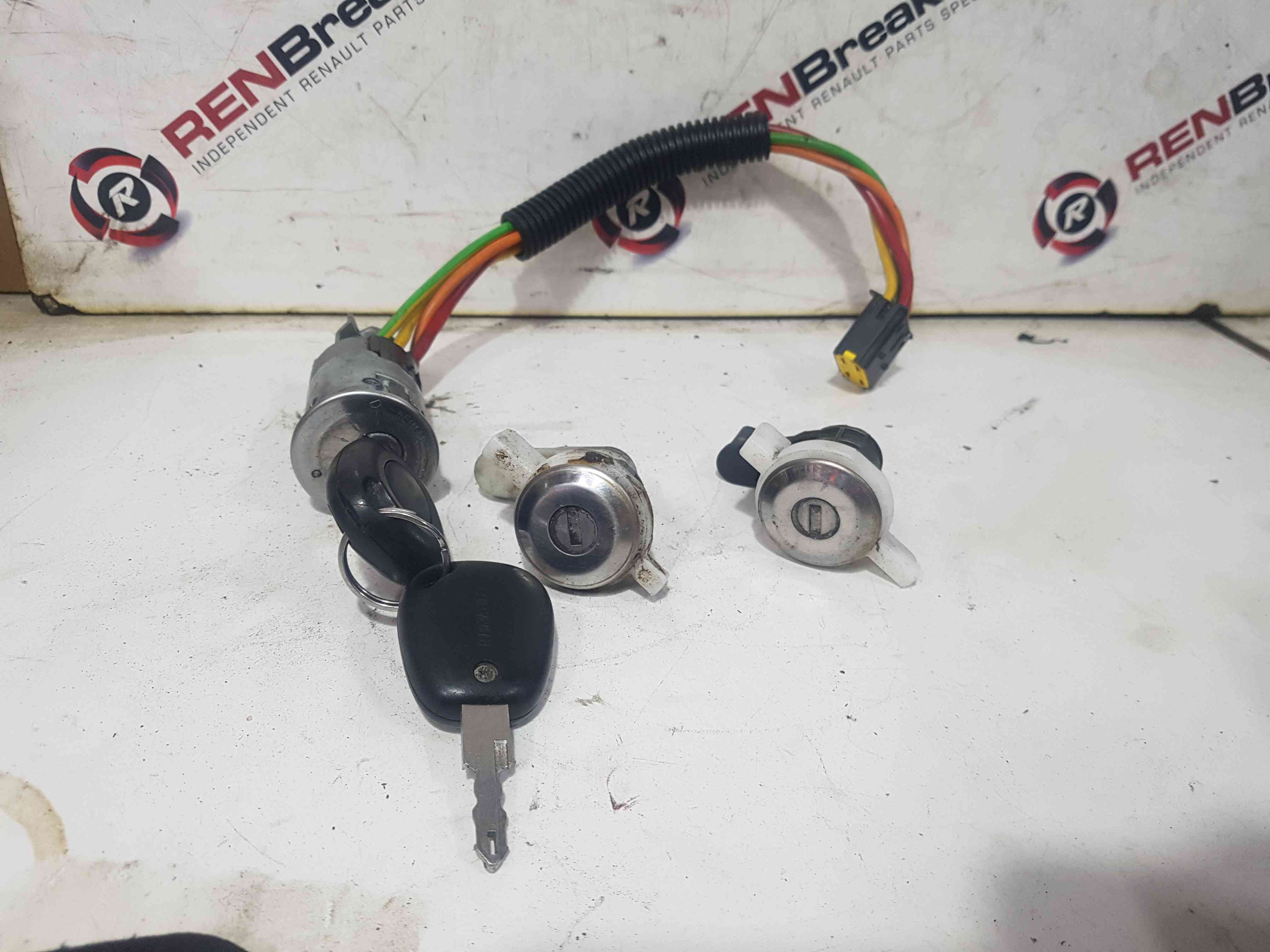 Thumb 2 Renault Scenic 1999-2003 Ignition Barrel 2 Door Locks 2x KEY Set