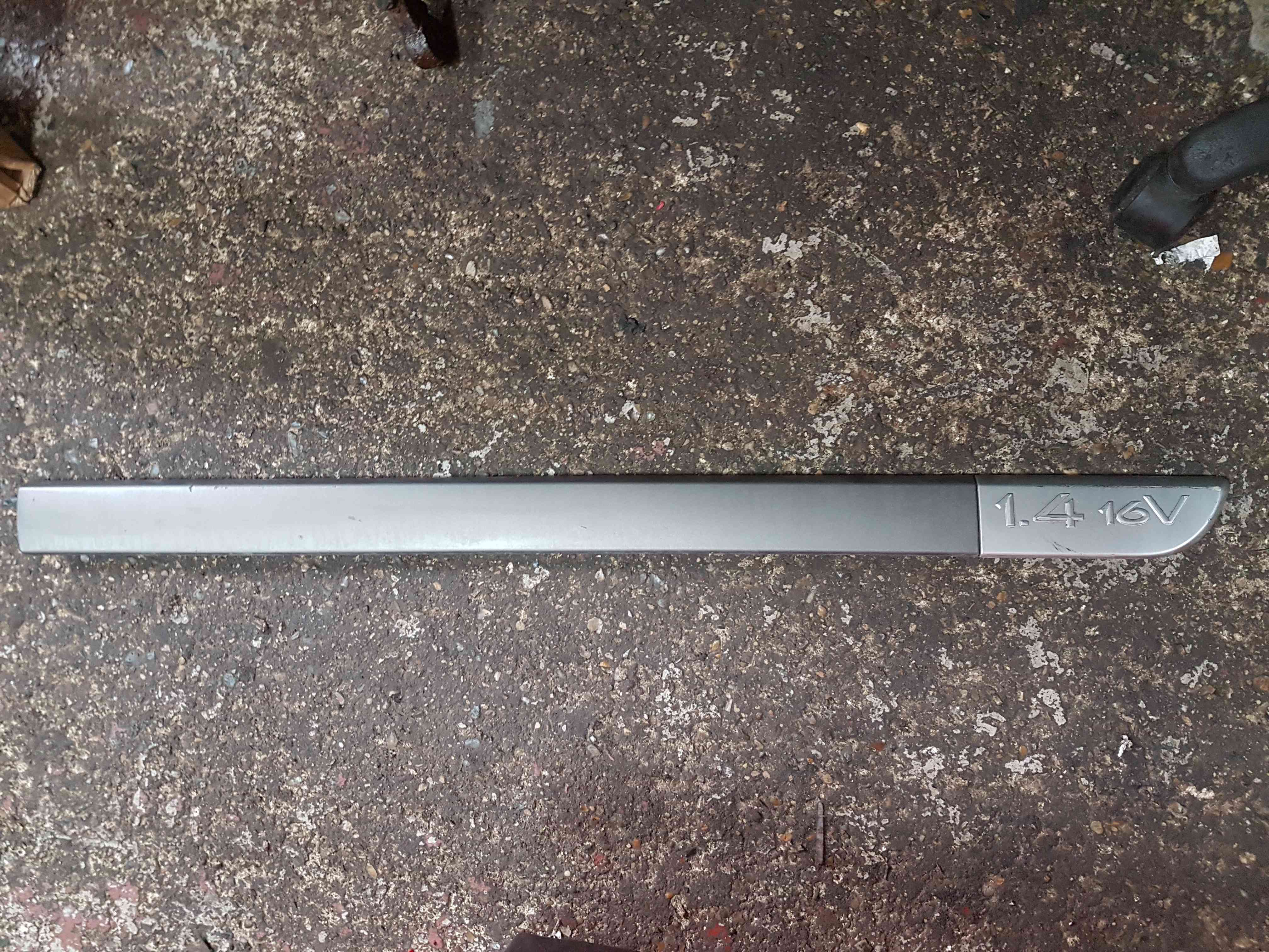 Renault Scenic 2003-2009 1.4 16V Drivers OSF Front Door Moulding Trim 8200136734
