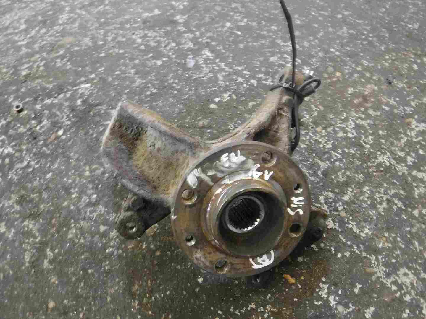 Renault Scenic 2003-2009 1.6 16v Passenger NSF Front Wheel Hub No Sensor