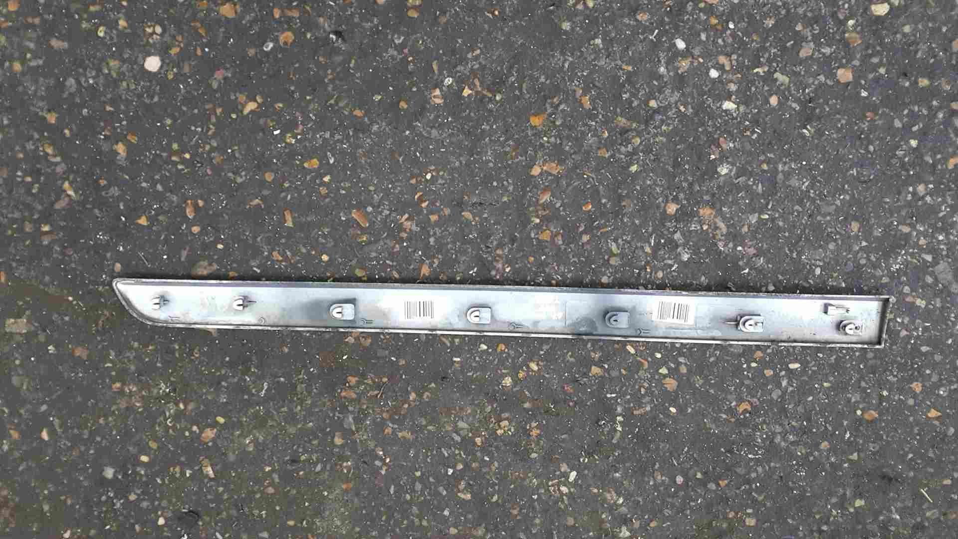 Thumb 3 Renault Scenic 2003-2009 Drivers OSF Front Door Moulding Trim Silver 8200547558