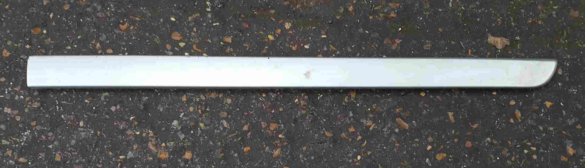 Renault Scenic 2003-2009 Drivers OSF Front Door Moulding Trim Silver 8200547558