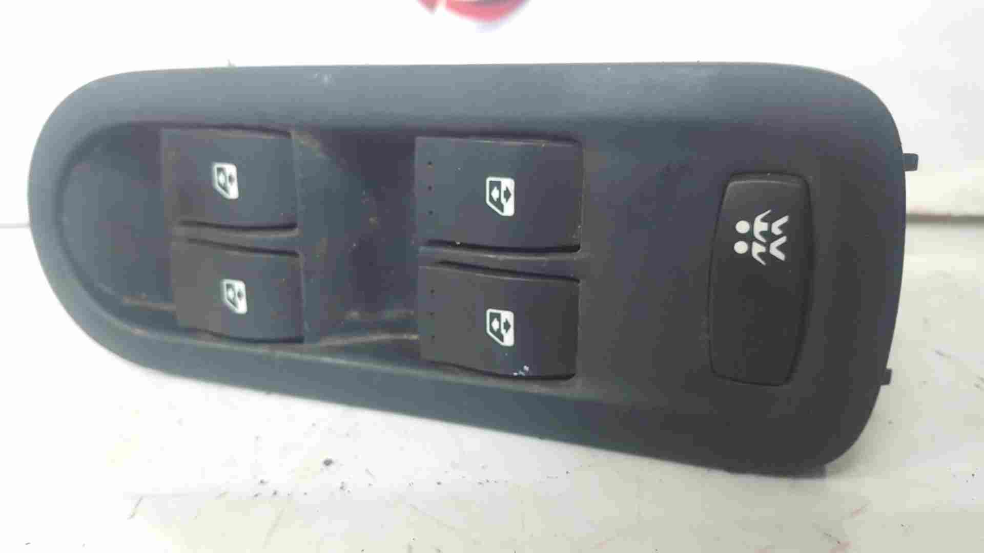 Renault Scenic 2003-2009 Drivers OSF Front Window Switch Panel