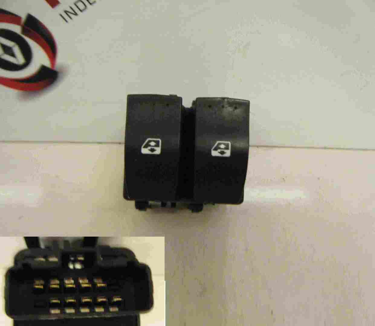 Renault Scenic 2003-2009 Front Window Switch Drivers Dual Black Plug