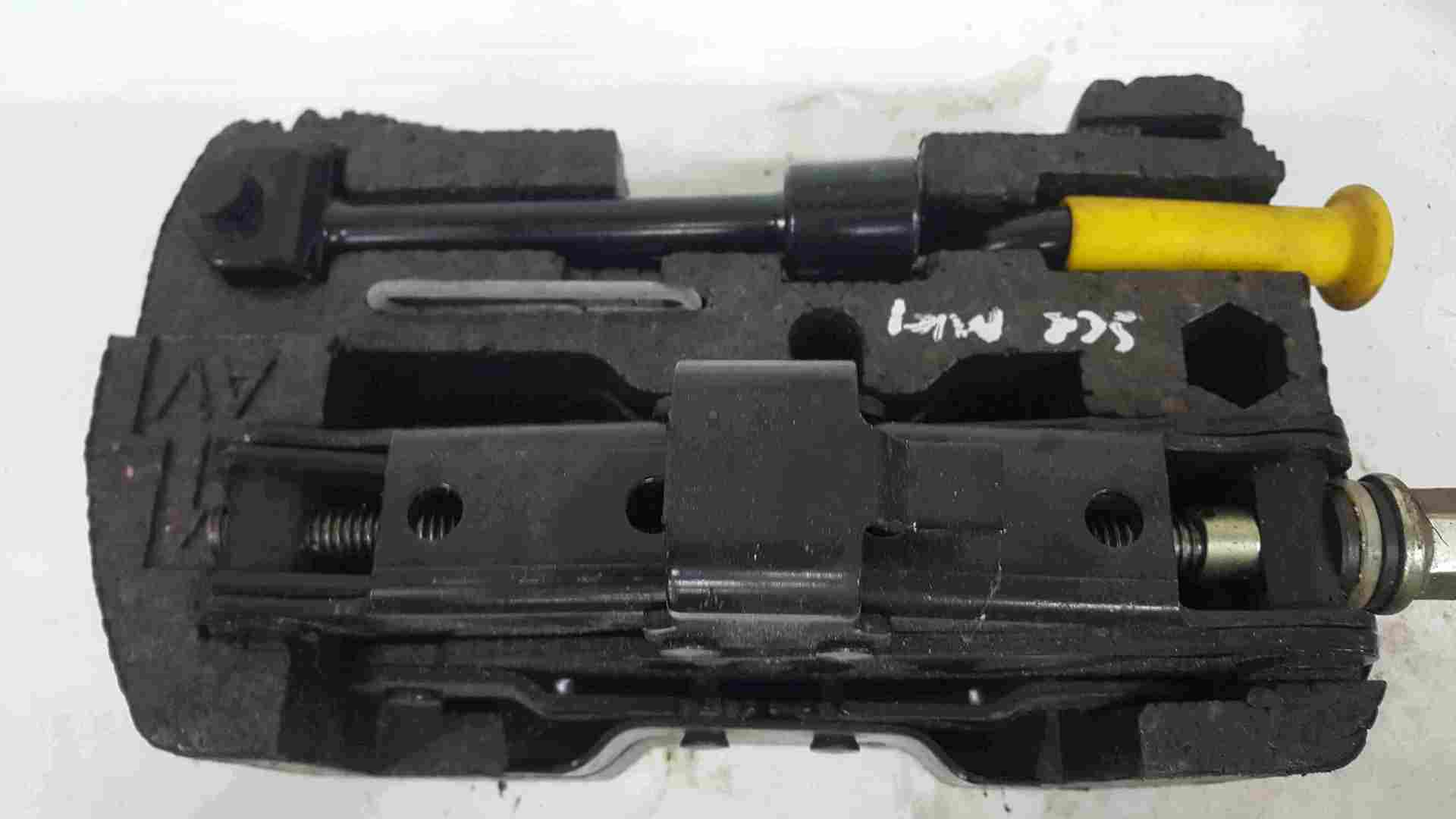 Thumb 3 Renault Scenic MK1 1999-2003 Spare Wheel Jack Set 8200096829
