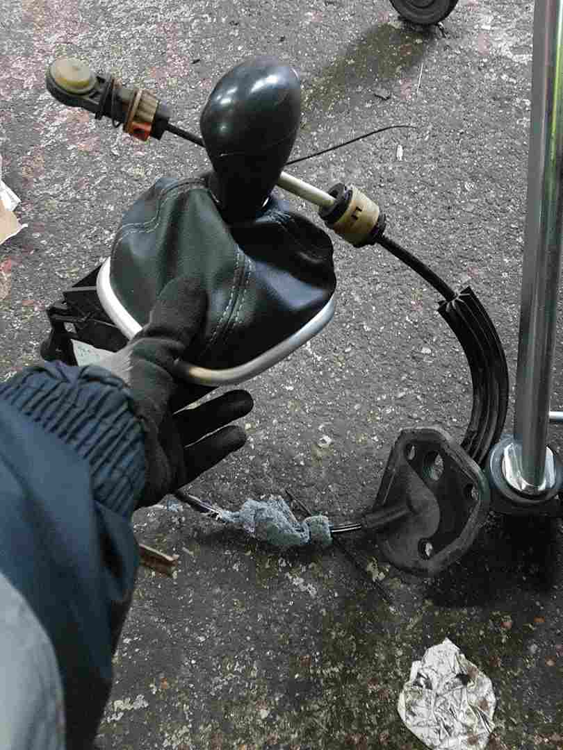 Thumb 4 Renault Scenic MK2 2003-2006 Automatic Gear Selector Mechanism Cables Linkages