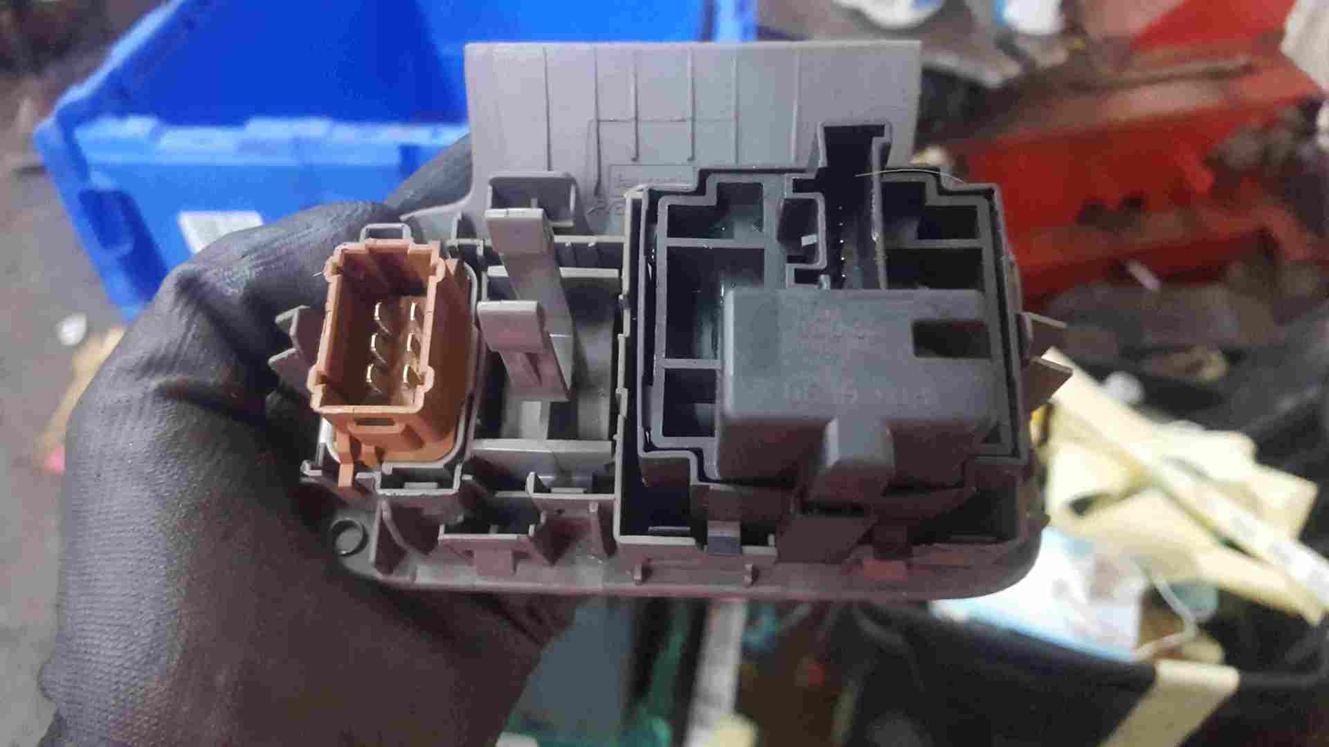 Thumb 4 Renault Scenic MK2 2003-2009 Headlight Adjuster Traction Button