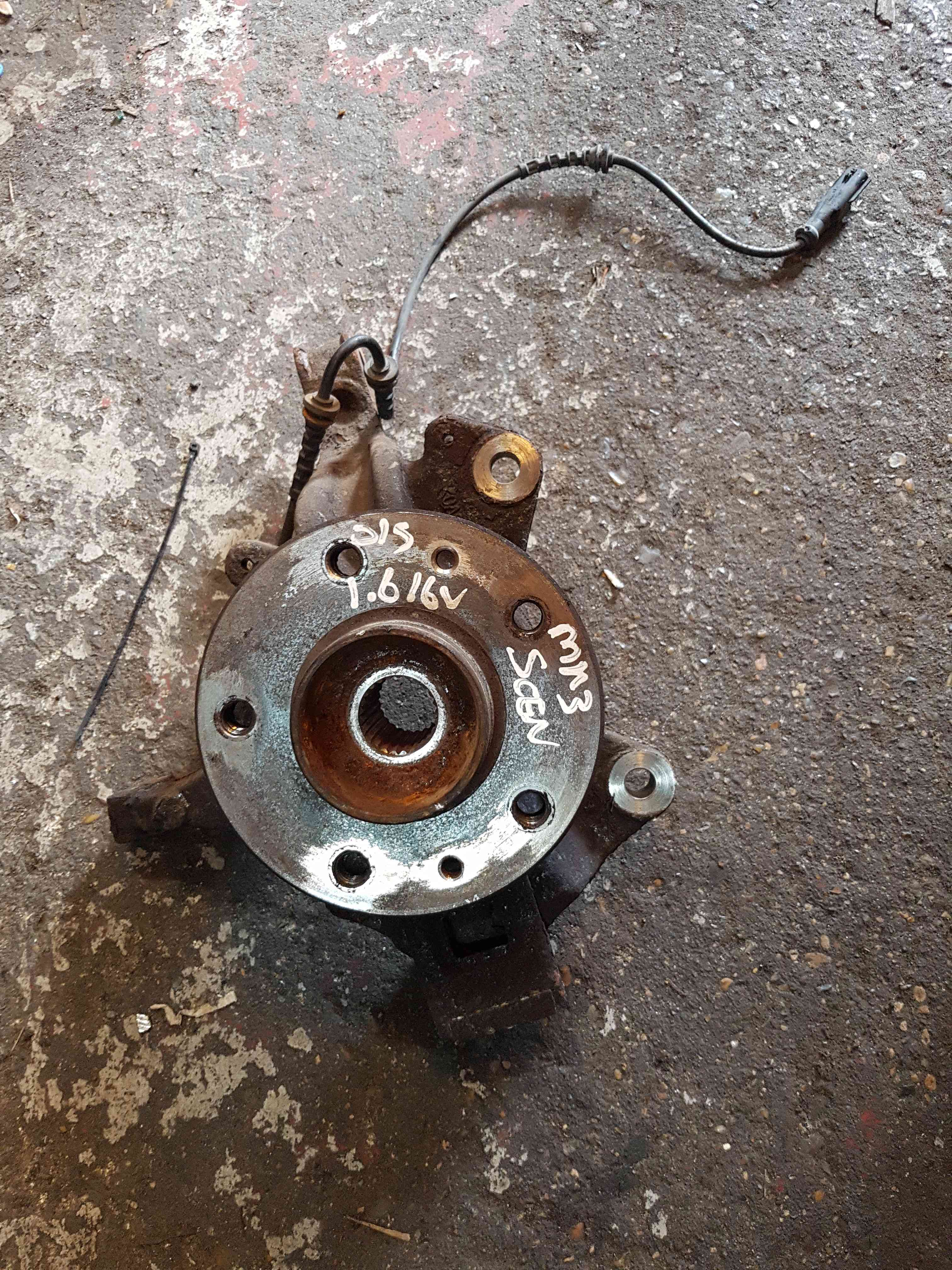 Thumb 2 Renault Scenic MK3 2009-2013 1.6 16V Drivers OSF Front Wheel HUB + ABS Sensor
