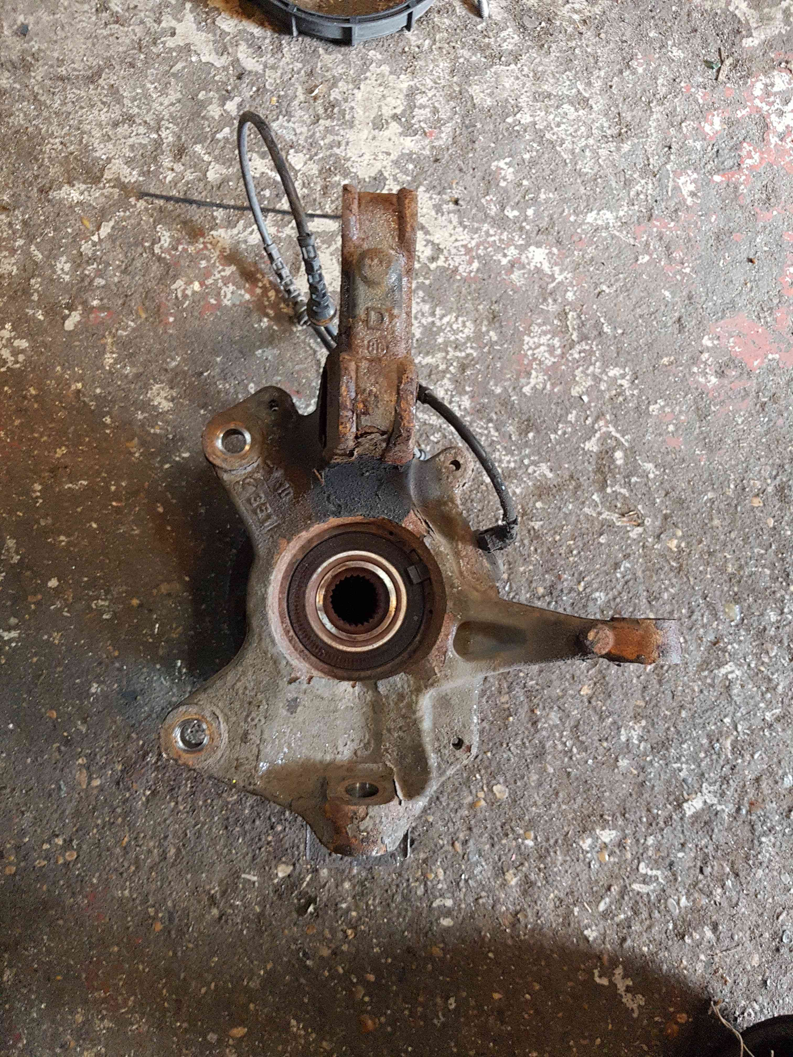 Thumb 3 Renault Scenic MK3 2009-2013 1.6 16V Drivers OSF Front Wheel HUB + ABS Sensor