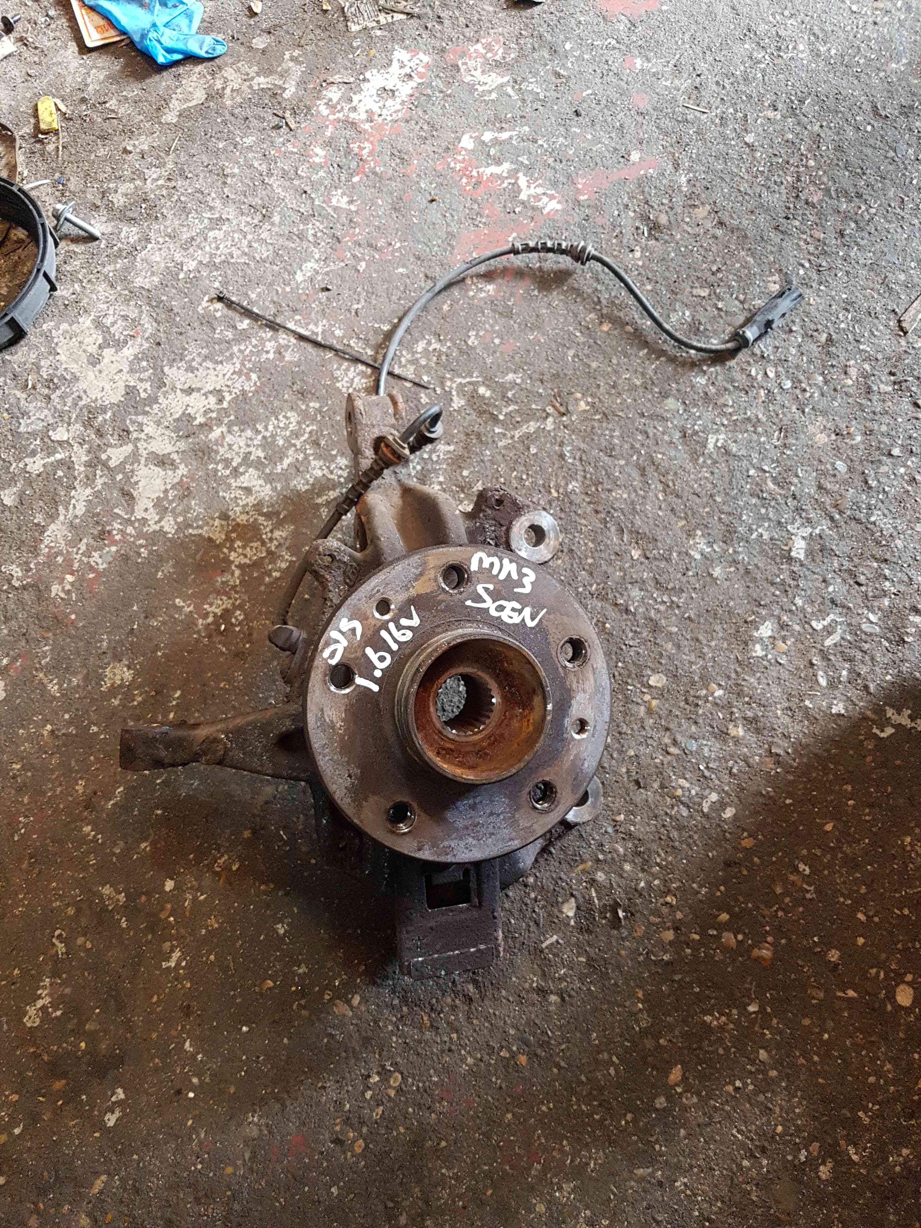 Thumb 5 Renault Scenic MK3 2009-2013 1.6 16V Drivers OSF Front Wheel HUB + ABS Sensor