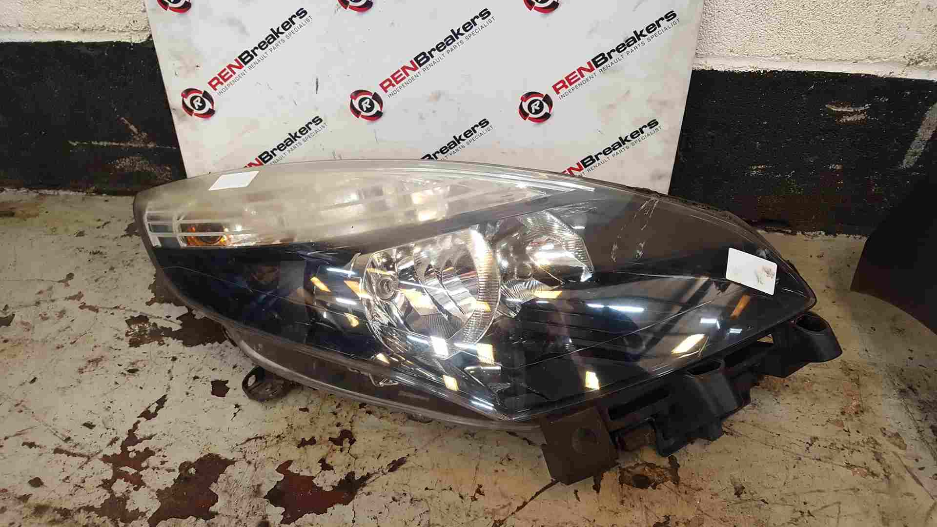 Thumb 2 Renault Scenic MK3 2009-2013 Drivers OSF Front Headlight 260100024R Cloudy