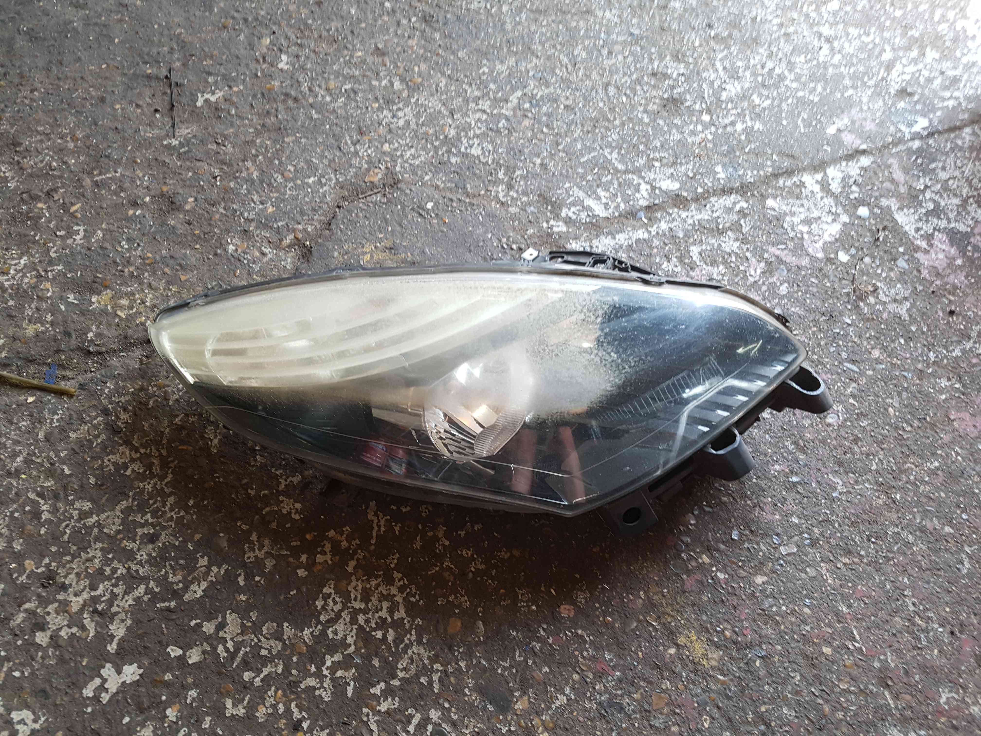 Thumb 8 Renault Scenic MK3 2009-2013 Drivers OSF Front Headlight Cloudy 260100024R