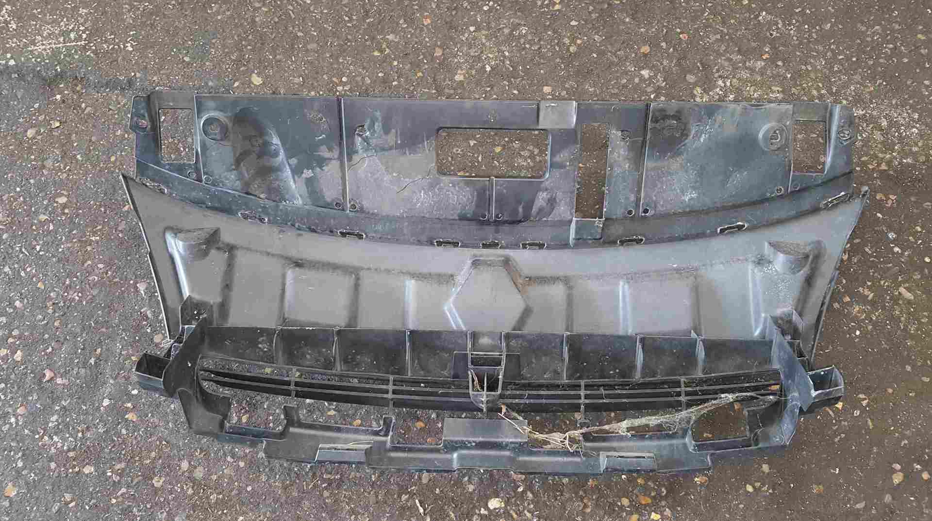 Thumb 3 Renault Scenic MK3 2009-2013 Front Bumper Panel Plastic Diamond Support