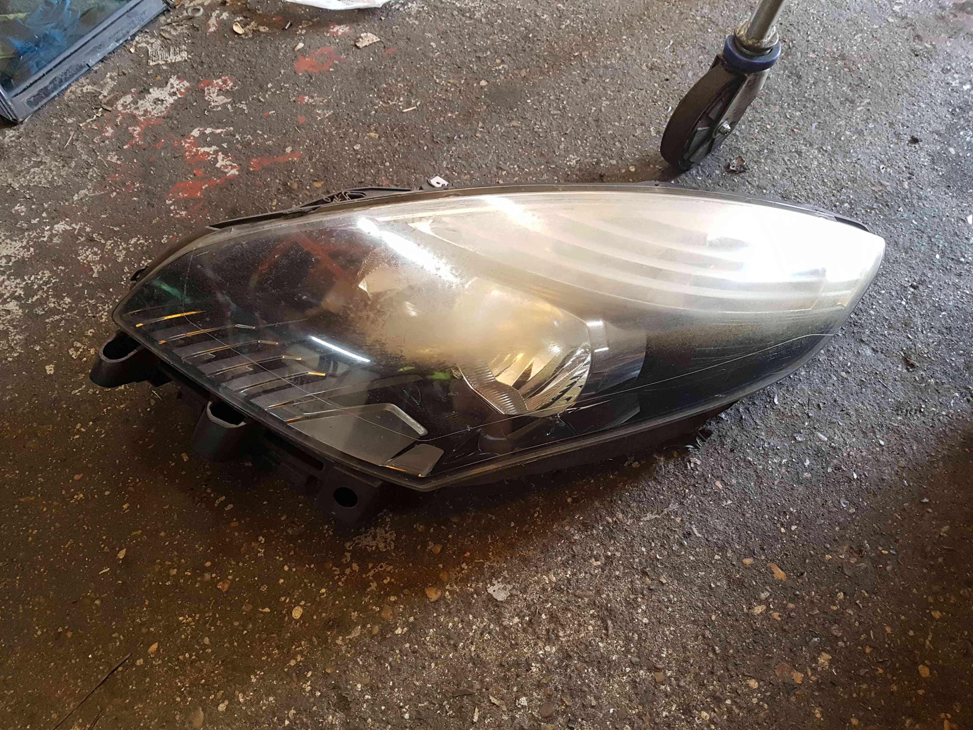 Thumb 2 Renault Scenic MK3 2009-2013 Passenger NSF Front Headlight Black Backing Cloudy