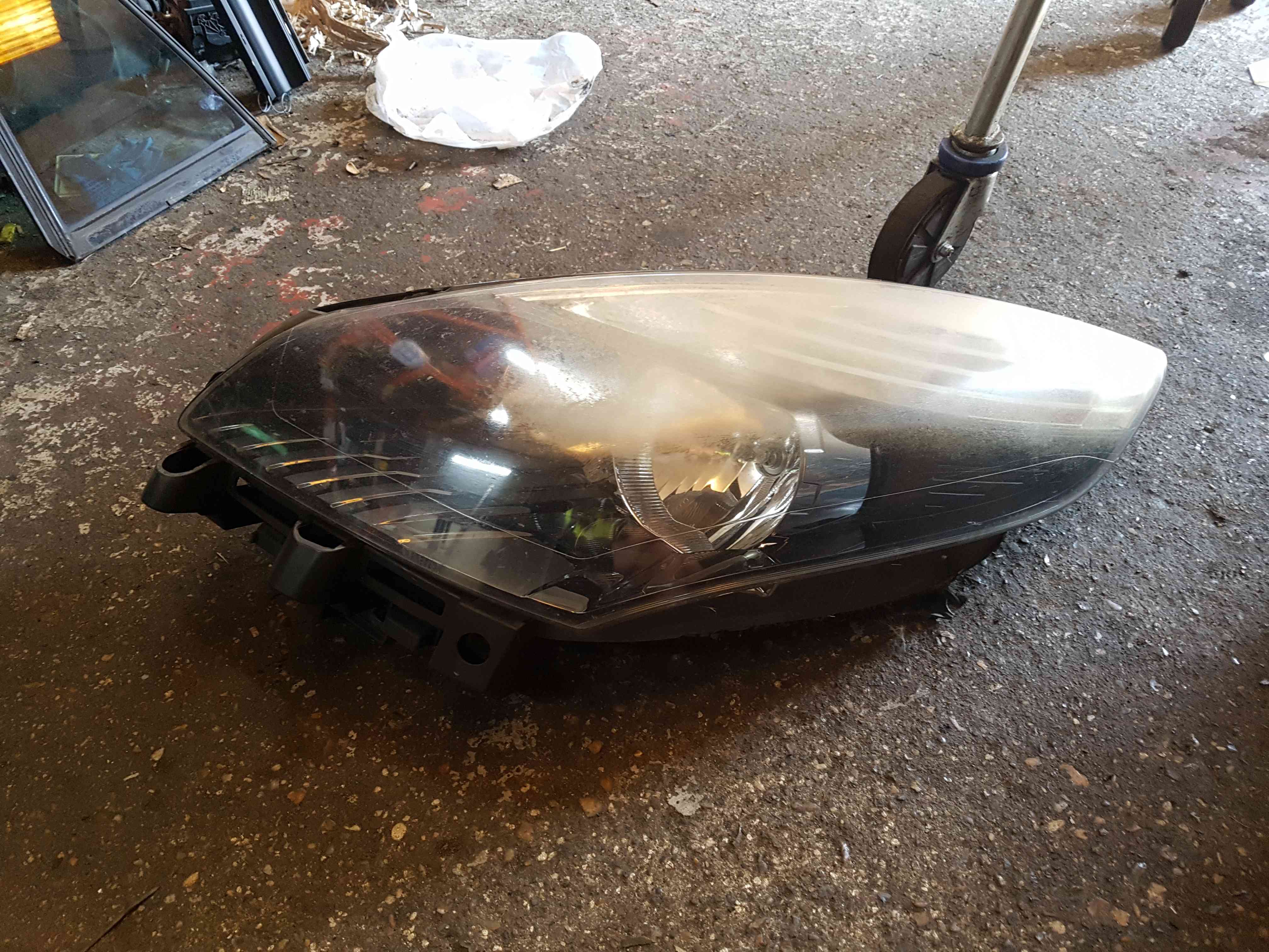 Thumb 3 Renault Scenic MK3 2009-2013 Passenger NSF Front Headlight Black Backing Cloudy