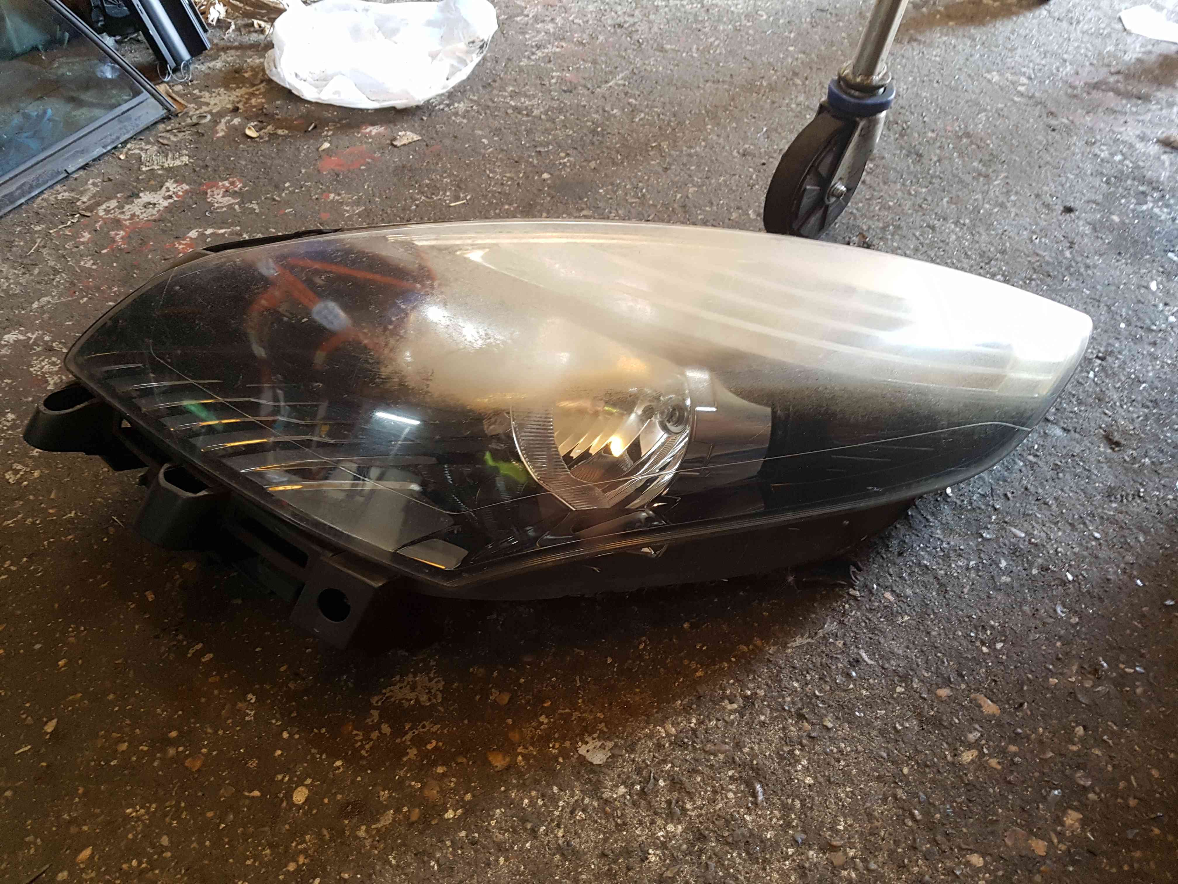 Thumb 8 Renault Scenic MK3 2009-2013 Passenger NSF Front Headlight Black Backing Cloudy