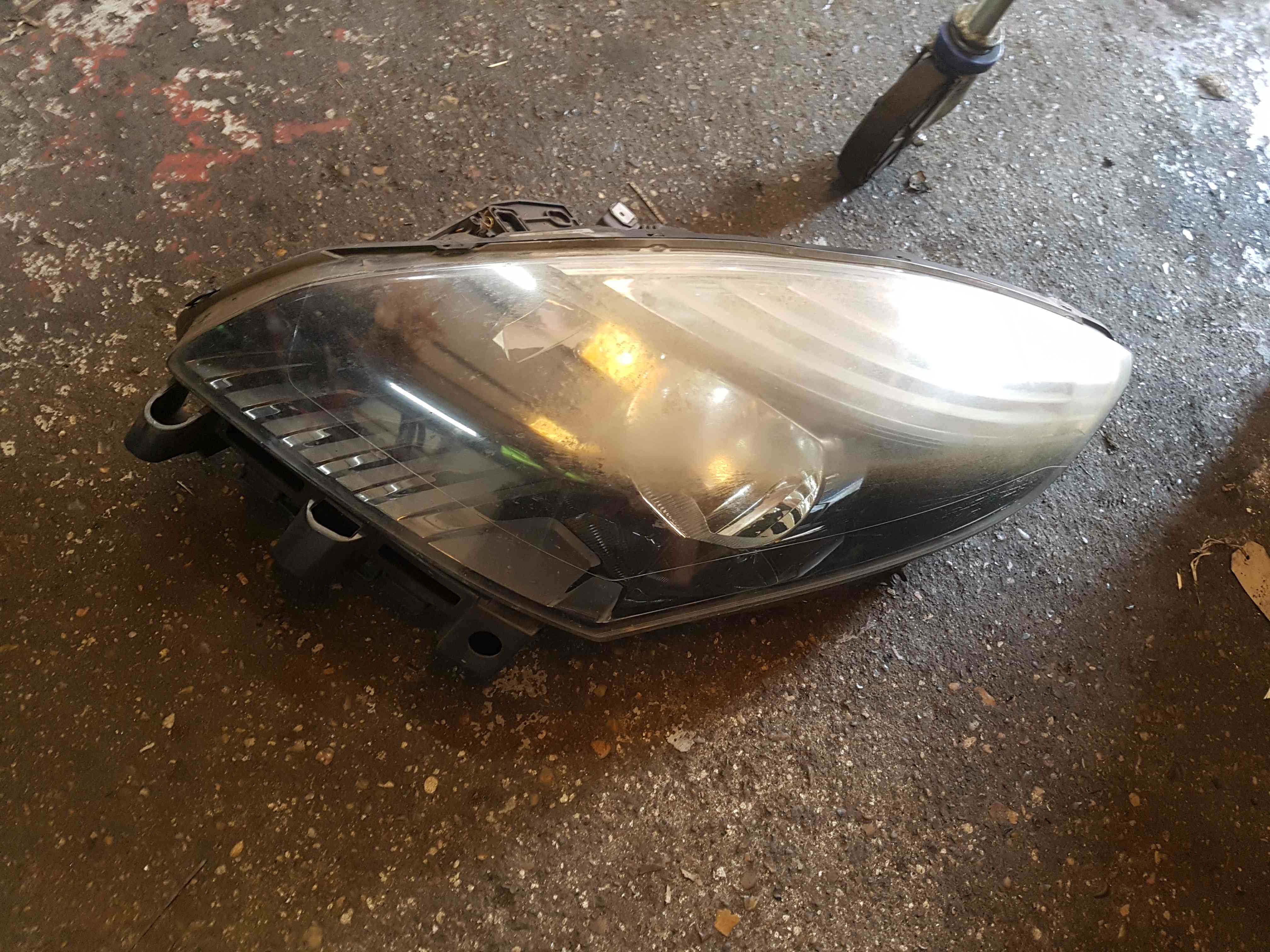 Thumb 10 Renault Scenic MK3 2009-2013 Passenger NSF Front Headlight Black Backing Cloudy