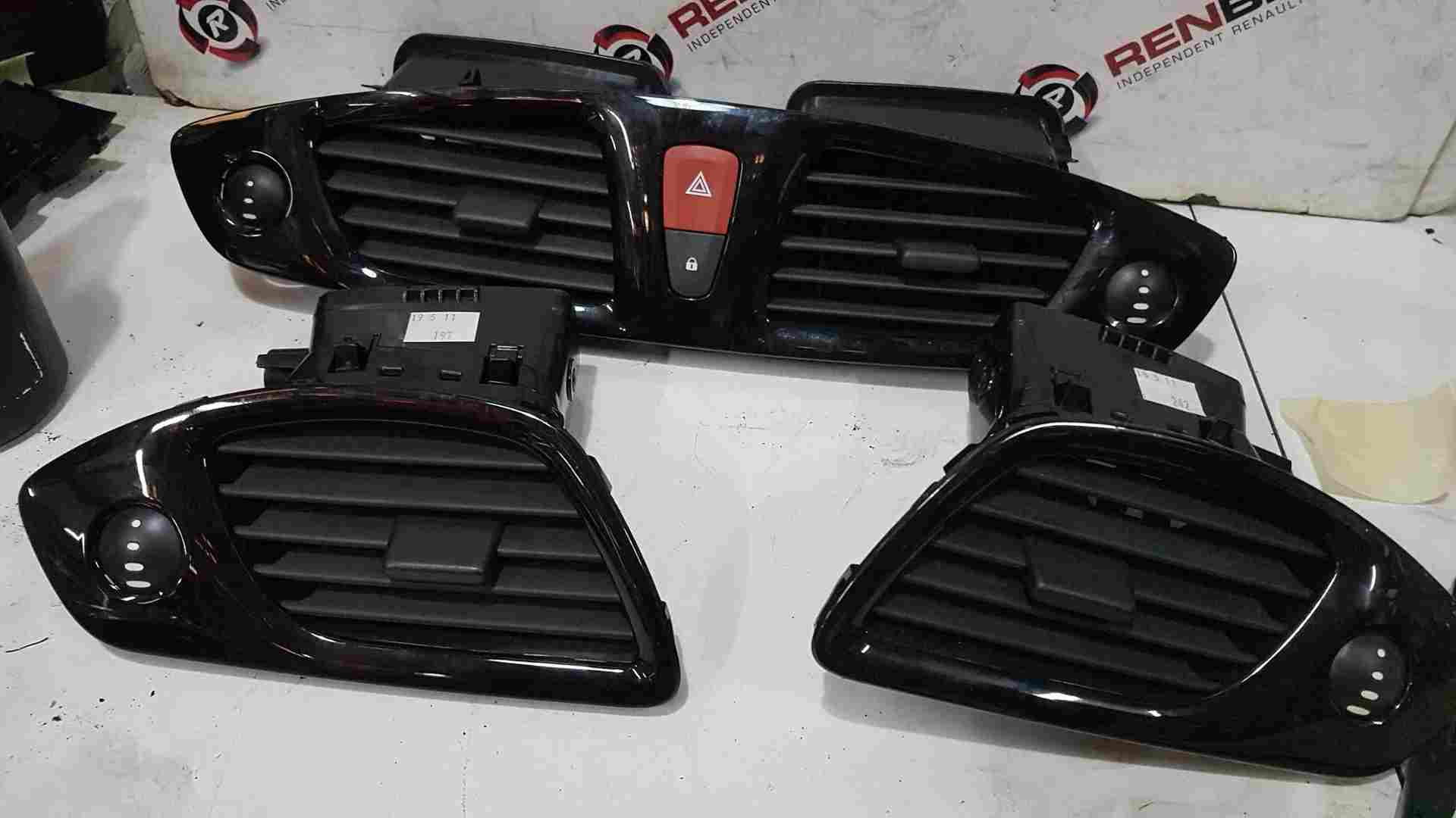 Thumb 3 Renault Scenic MK3 2009-2016 Centre Heater Side Vents Gloss Black