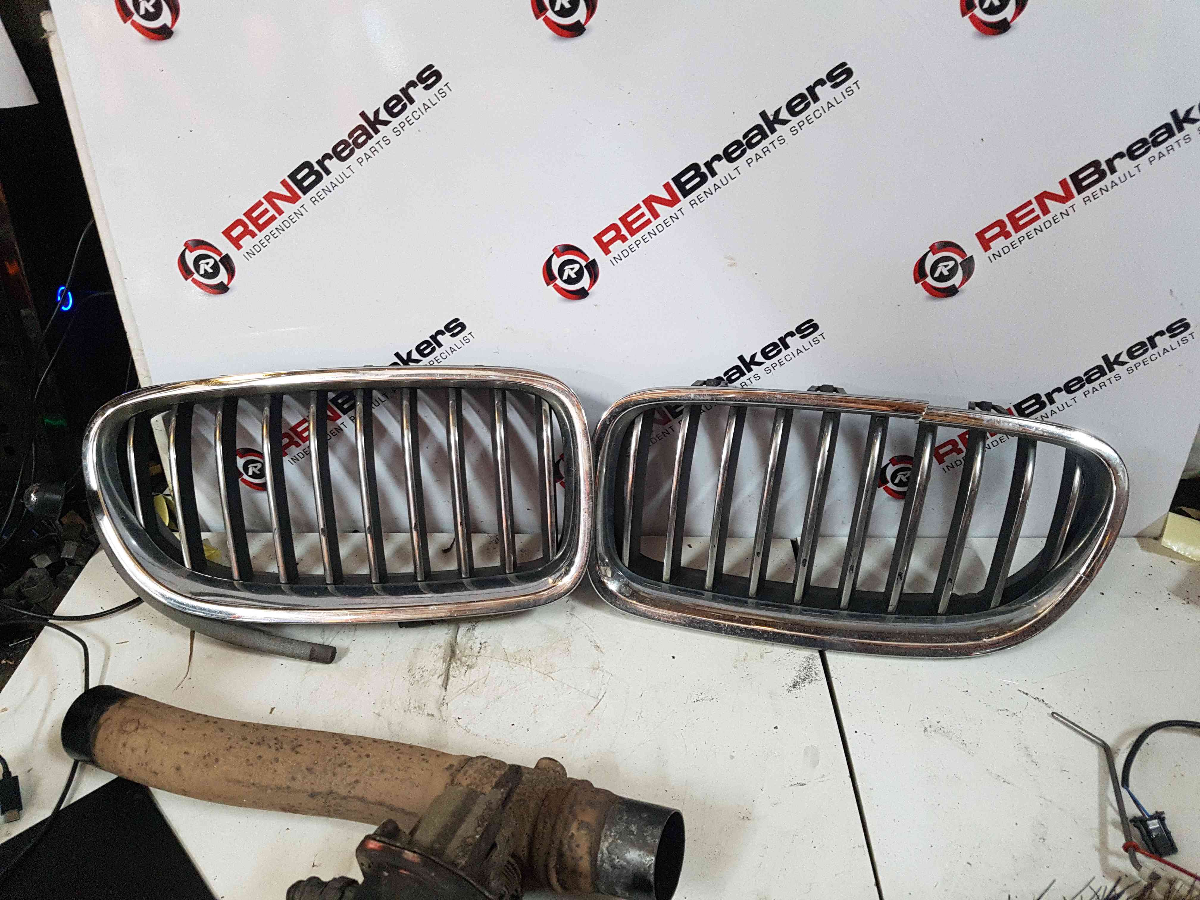 Thumb 2 Renault Scenic MK3 2009-2016 Front Bumper Grills Pair 7412324 7412323
