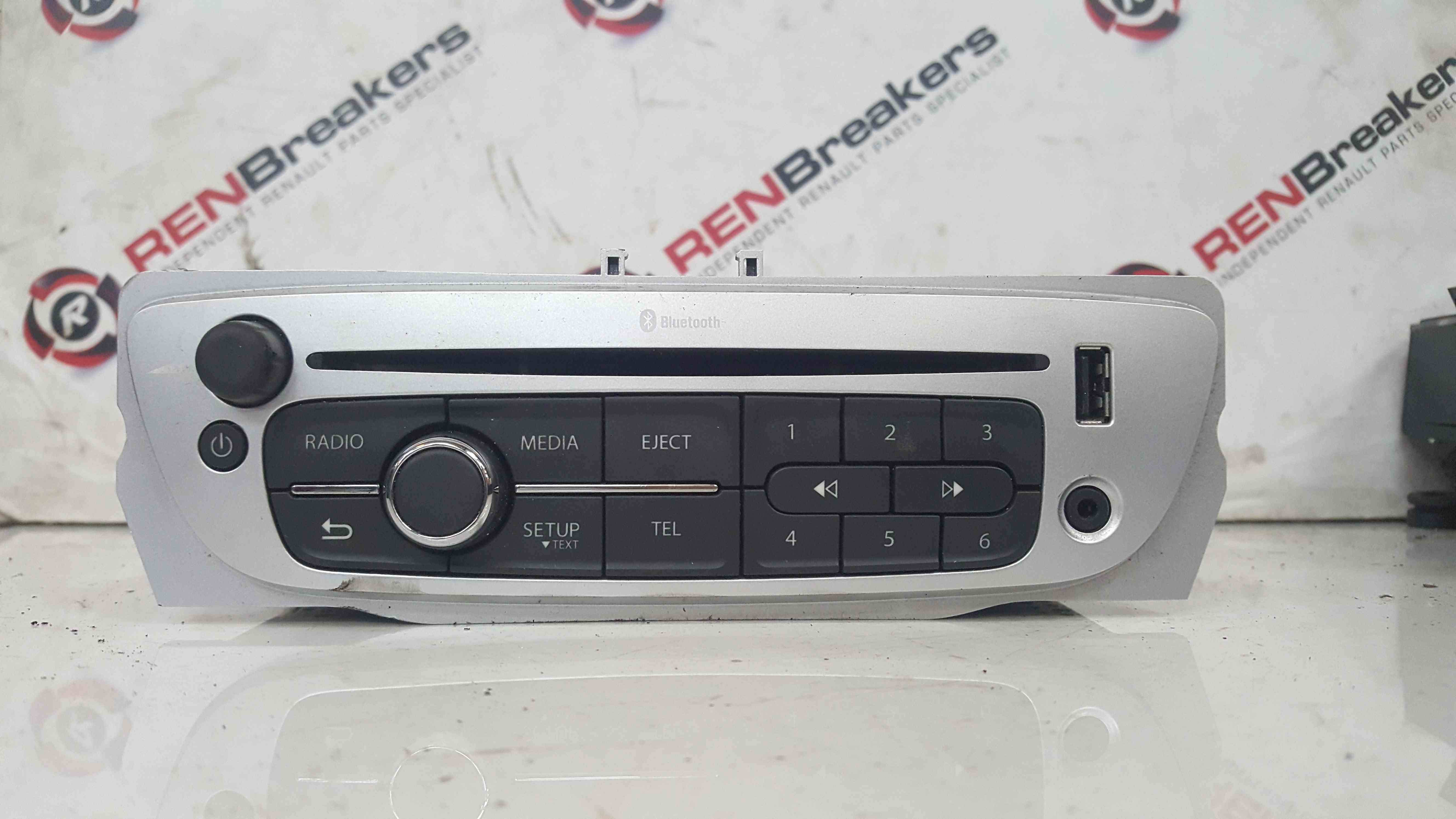Renault Trafic CD player with AUX IN, Renault car stereo + radio code and  keys