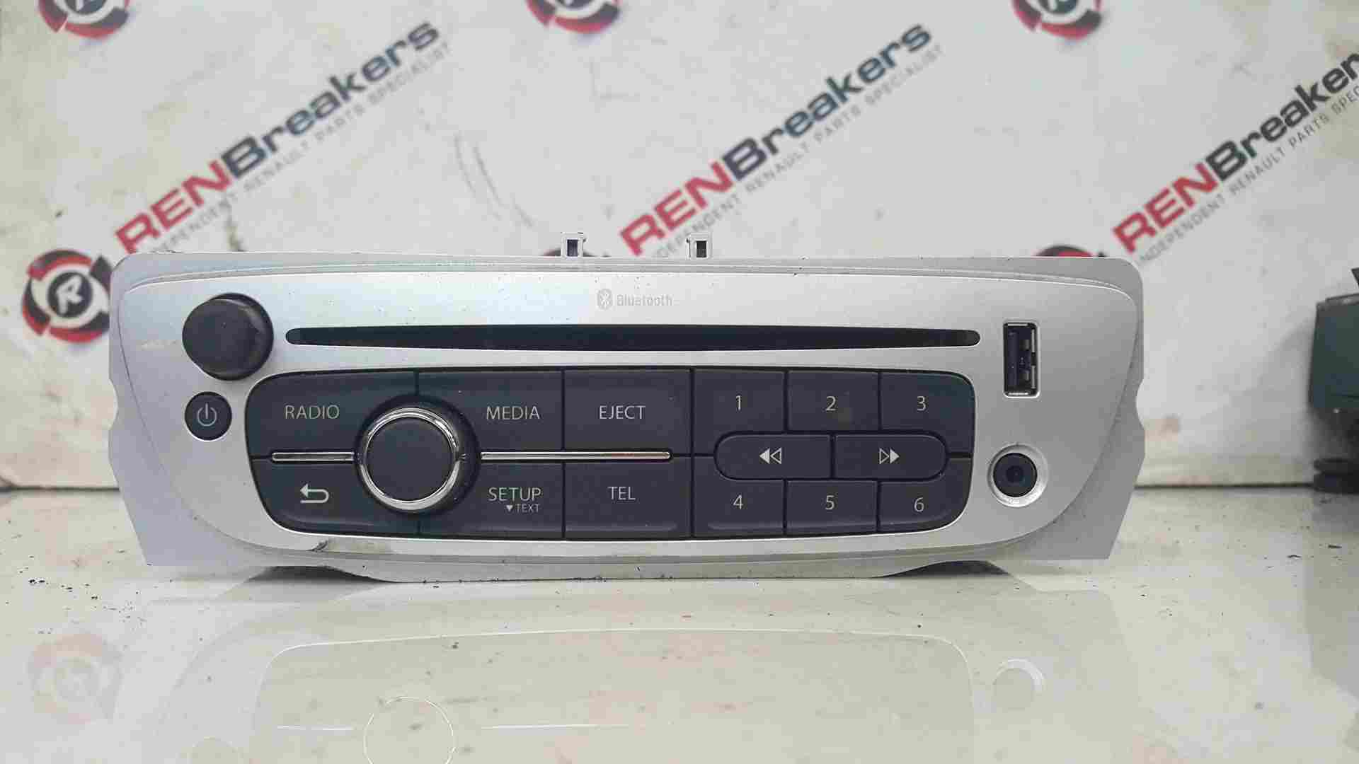 Renault Trafic CD player with AUX IN, Renault car stereo + radio code and  keys