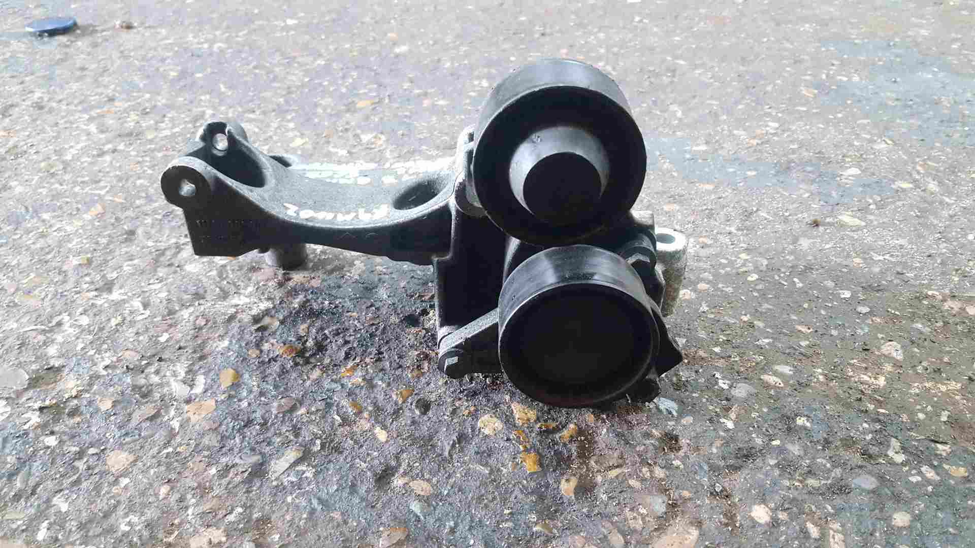 Thumb 3 Renault Scenic MK3 2013-2016 1.6 DCI Alternator Bracket Mount R9M402 117102017R